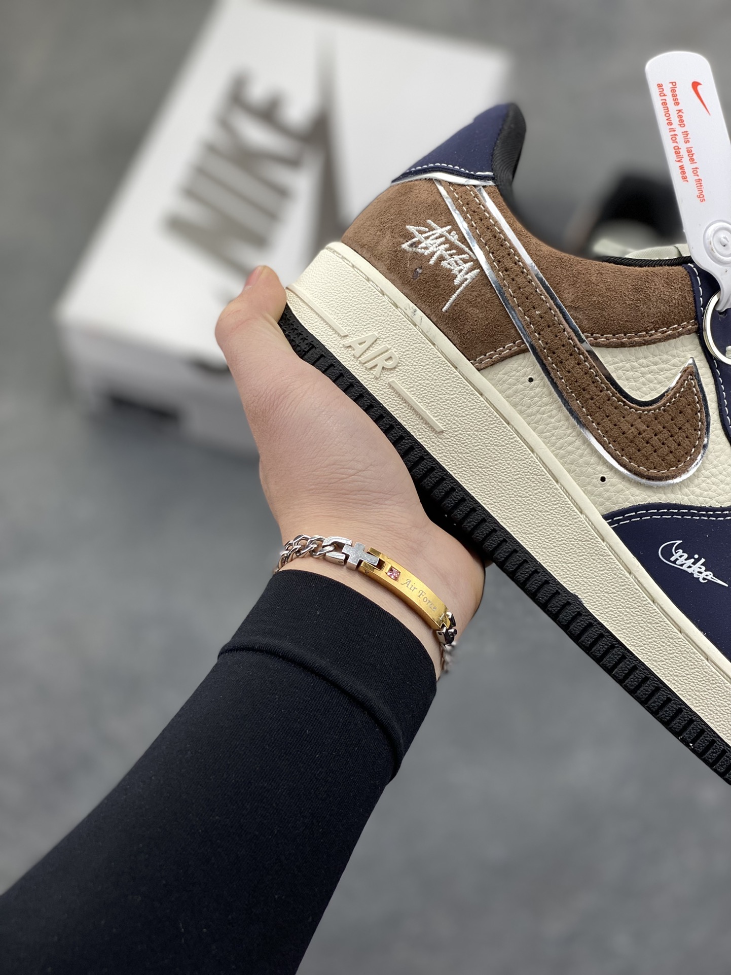 图片[6]-NIke Air Force 1 ‘07 Low “斯图西联名-蓝棕猪八革”空军一号 低帮 运动鞋 休闲鞋 折边针车 工艺难度大 原楦头原纸板 原装鞋盒 定制五金配件 内置全掌气垫 原厂鞋底 货号：DF0188-105 尺码：36 36.5 37.5 38 38.5 39 40 40.5 41 42 42.5 43 44 44.5 45-选品中心