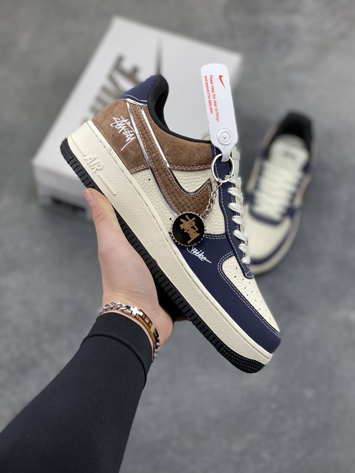 NIke Air Force 1 ‘07 Low “斯图西联名-蓝棕猪八革”空军一号 低帮 运动鞋 休闲鞋 折边针车 工艺难度大 原楦头原纸板 原装鞋盒 定制五金配件 内置全掌气垫 原厂鞋底 货号：DF0188-105 尺码：36 36.5 37.5 38 38.5 39 40 40.5 41 42 42.5 43 44 44.5 45-选品中心