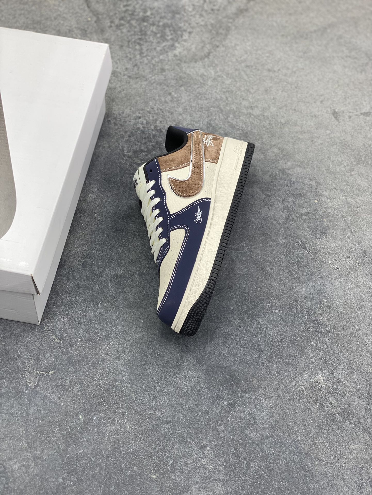 图片[7]-NIke Air Force 1 ‘07 Low “斯图西联名-蓝棕猪八革”空军一号 低帮 运动鞋 休闲鞋 折边针车 工艺难度大 原楦头原纸板 原装鞋盒 定制五金配件 内置全掌气垫 原厂鞋底 货号：DF0188-105 尺码：36 36.5 37.5 38 38.5 39 40 40.5 41 42 42.5 43 44 44.5 45-选品中心