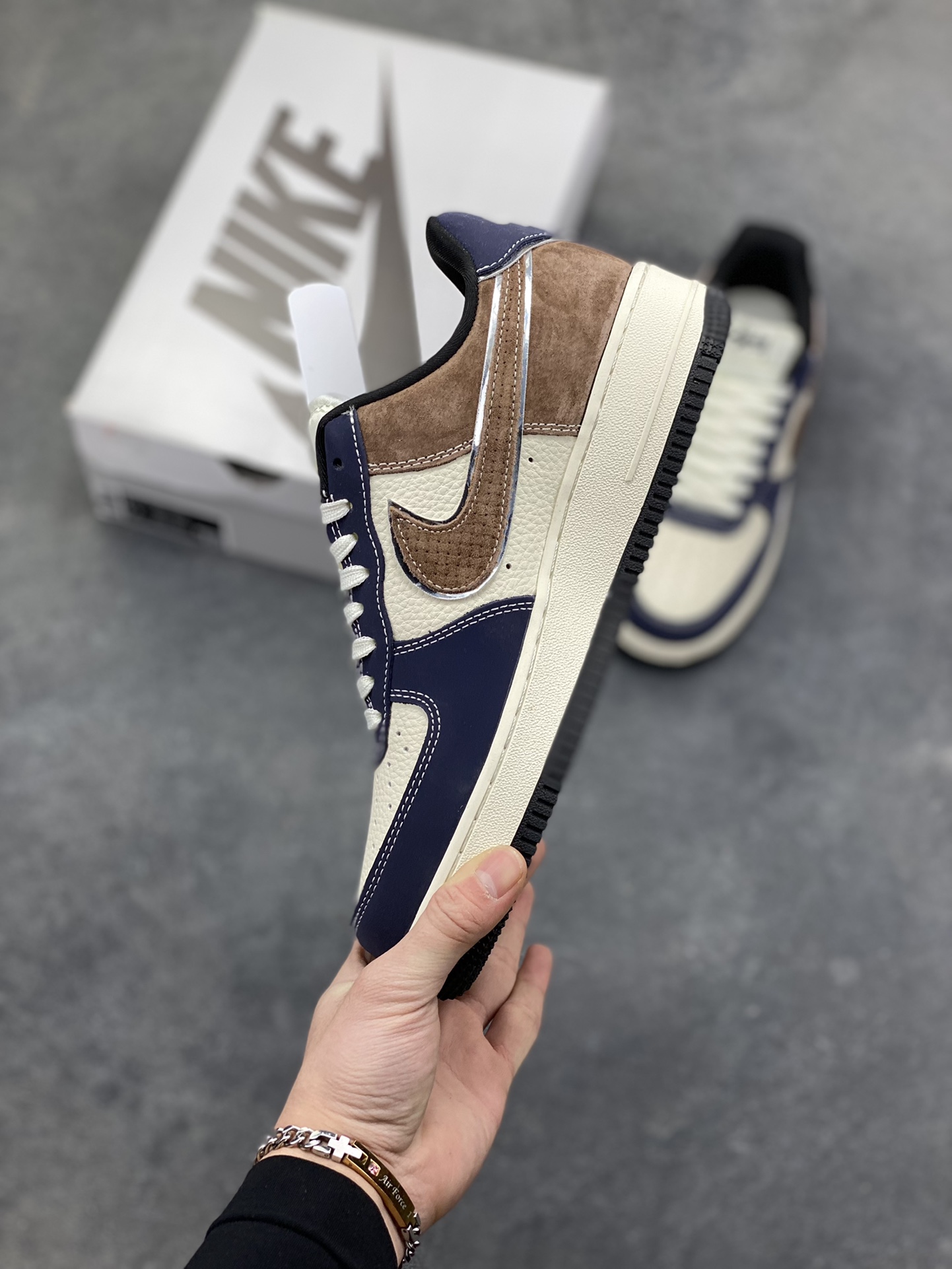 图片[3]-NIke Air Force 1 ‘07 Low “斯图西联名-蓝棕猪八革”空军一号 低帮 运动鞋 休闲鞋 折边针车 工艺难度大 原楦头原纸板 原装鞋盒 定制五金配件 内置全掌气垫 原厂鞋底 货号：DF0188-105 尺码：36 36.5 37.5 38 38.5 39 40 40.5 41 42 42.5 43 44 44.5 45-选品中心