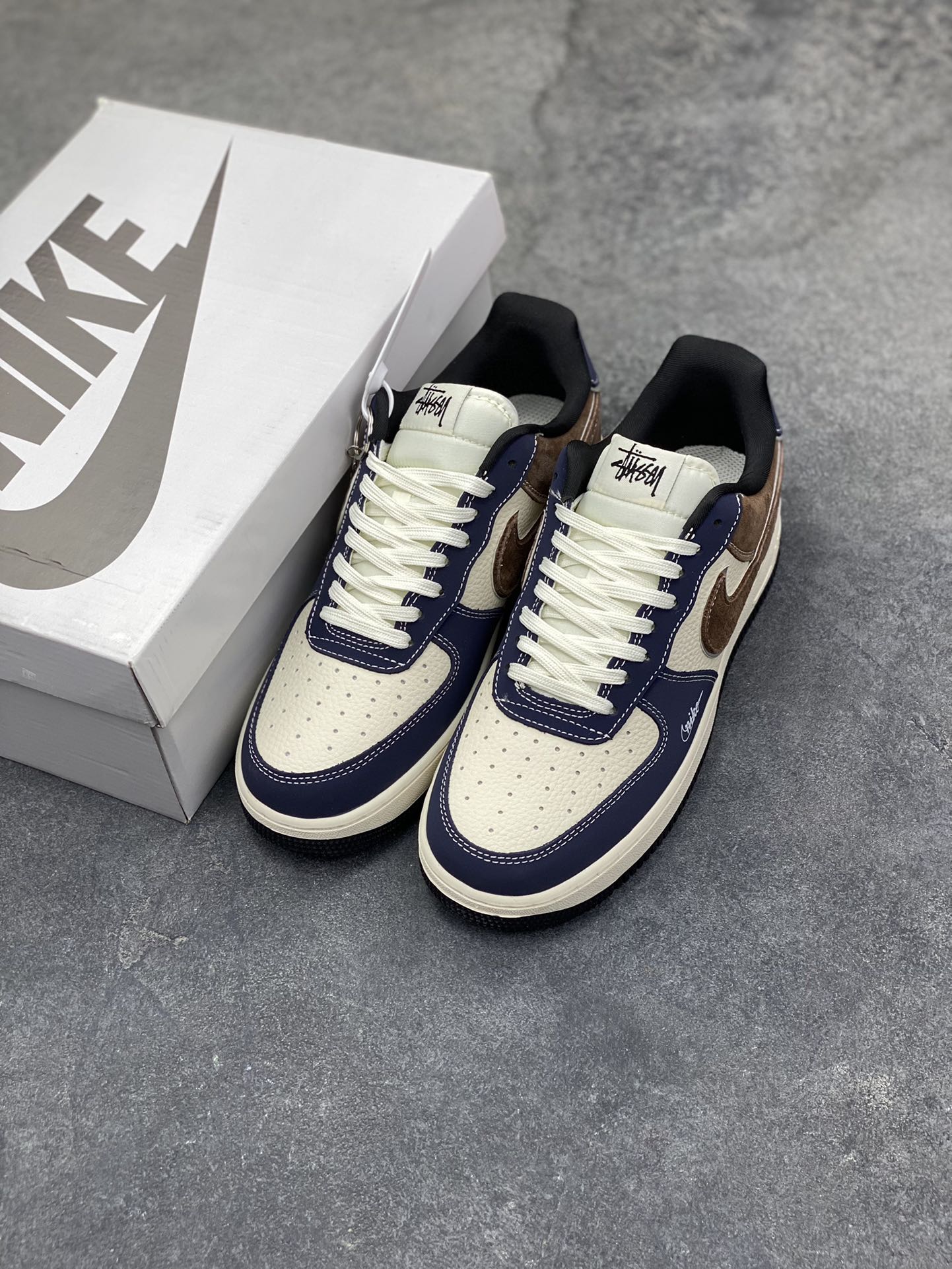 图片[8]-NIke Air Force 1 ‘07 Low “斯图西联名-蓝棕猪八革”空军一号 低帮 运动鞋 休闲鞋 折边针车 工艺难度大 原楦头原纸板 原装鞋盒 定制五金配件 内置全掌气垫 原厂鞋底 货号：DF0188-105 尺码：36 36.5 37.5 38 38.5 39 40 40.5 41 42 42.5 43 44 44.5 45-选品中心