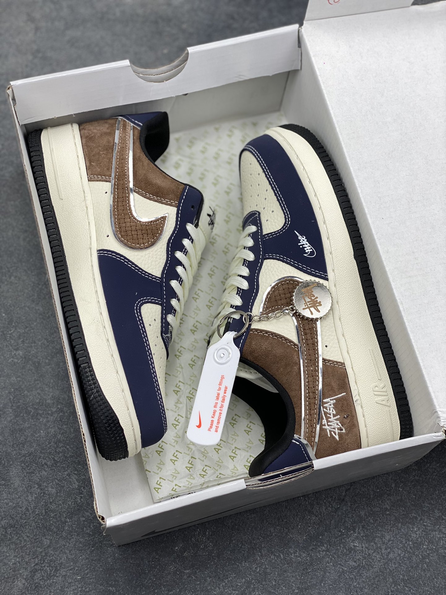 图片[9]-NIke Air Force 1 ‘07 Low “斯图西联名-蓝棕猪八革”空军一号 低帮 运动鞋 休闲鞋 折边针车 工艺难度大 原楦头原纸板 原装鞋盒 定制五金配件 内置全掌气垫 原厂鞋底 货号：DF0188-105 尺码：36 36.5 37.5 38 38.5 39 40 40.5 41 42 42.5 43 44 44.5 45-选品中心