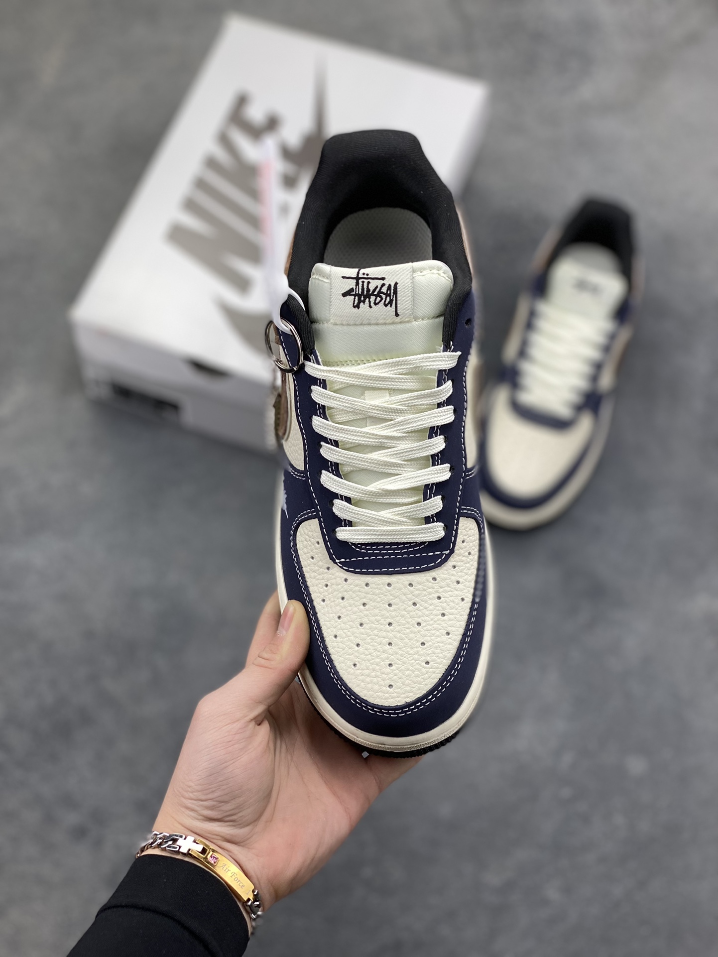 图片[2]-NIke Air Force 1 ‘07 Low “斯图西联名-蓝棕猪八革”空军一号 低帮 运动鞋 休闲鞋 折边针车 工艺难度大 原楦头原纸板 原装鞋盒 定制五金配件 内置全掌气垫 原厂鞋底 货号：DF0188-105 尺码：36 36.5 37.5 38 38.5 39 40 40.5 41 42 42.5 43 44 44.5 45-选品中心