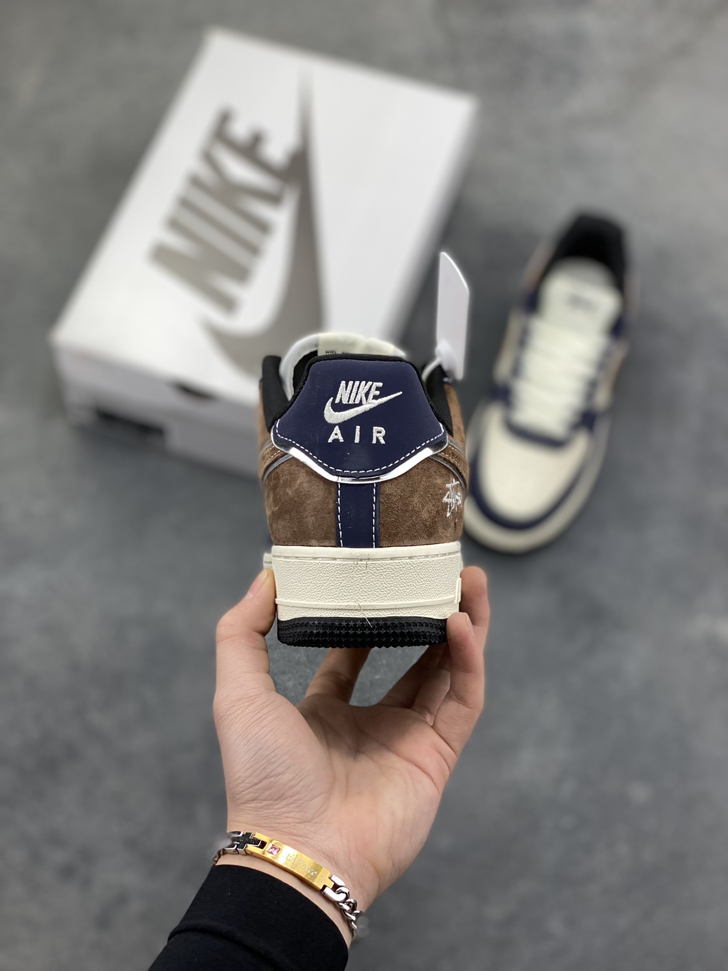 图片[4]-NIke Air Force 1 ‘07 Low “斯图西联名-蓝棕猪八革”空军一号 低帮 运动鞋 休闲鞋 折边针车 工艺难度大 原楦头原纸板 原装鞋盒 定制五金配件 内置全掌气垫 原厂鞋底 货号：DF0188-105 尺码：36 36.5 37.5 38 38.5 39 40 40.5 41 42 42.5 43 44 44.5 45-选品中心