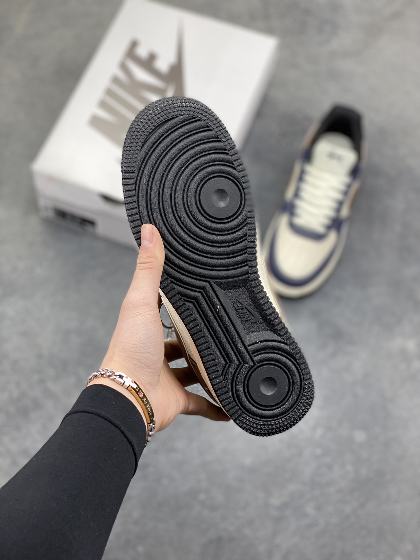 图片[5]-NIke Air Force 1 ‘07 Low “斯图西联名-蓝棕猪八革”空军一号 低帮 运动鞋 休闲鞋 折边针车 工艺难度大 原楦头原纸板 原装鞋盒 定制五金配件 内置全掌气垫 原厂鞋底 货号：DF0188-105 尺码：36 36.5 37.5 38 38.5 39 40 40.5 41 42 42.5 43 44 44.5 45-选品中心