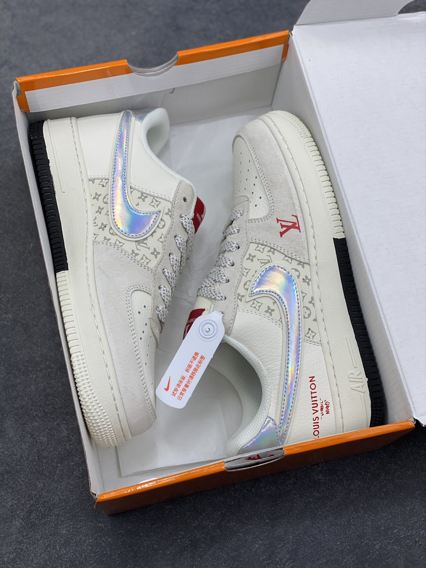 图片[9]-经典碰撞，奢潮新章！当Nike Air Force 1的街头基因遇上Louis Vuitton的高定奢韵，这双联名款球鞋便成了潮流与奢华的完美融合体。米白麂皮与压纹Monogram皮革拼接出细腻层次，镭射炫彩Swoosh Logo在光线下折射出幻彩光晕，红标LV字母与鞋侧“LOUIS VUITTON”字样形成视觉点睛，黑白撞色中底则延续了AF1的经典轮廓。每一处细节都揉合了街头的随性与高奢的精致，既是对经典鞋型的全新演绎，也是奢潮跨界的标志性作品，上脚即刻成为造型焦点，让你在潮流棋局中站稳独特步调。 货号：KD6699-F05 尺码：36 36.5 37.5 38 38.5 39 40 40.5 41 42 42.5 43 44 44.5 45-选品中心