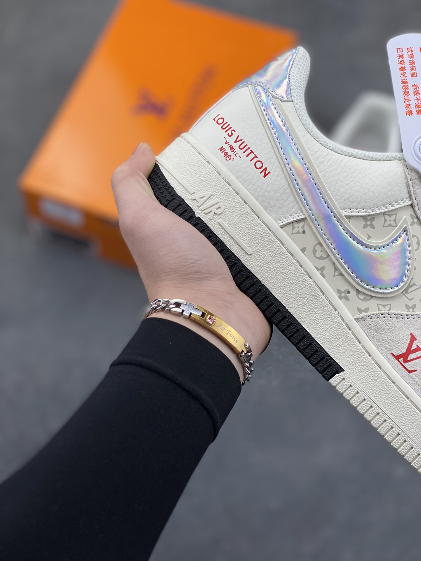 图片[6]-经典碰撞，奢潮新章！当Nike Air Force 1的街头基因遇上Louis Vuitton的高定奢韵，这双联名款球鞋便成了潮流与奢华的完美融合体。米白麂皮与压纹Monogram皮革拼接出细腻层次，镭射炫彩Swoosh Logo在光线下折射出幻彩光晕，红标LV字母与鞋侧“LOUIS VUITTON”字样形成视觉点睛，黑白撞色中底则延续了AF1的经典轮廓。每一处细节都揉合了街头的随性与高奢的精致，既是对经典鞋型的全新演绎，也是奢潮跨界的标志性作品，上脚即刻成为造型焦点，让你在潮流棋局中站稳独特步调。 货号：KD6699-F05 尺码：36 36.5 37.5 38 38.5 39 40 40.5 41 42 42.5 43 44 44.5 45-选品中心