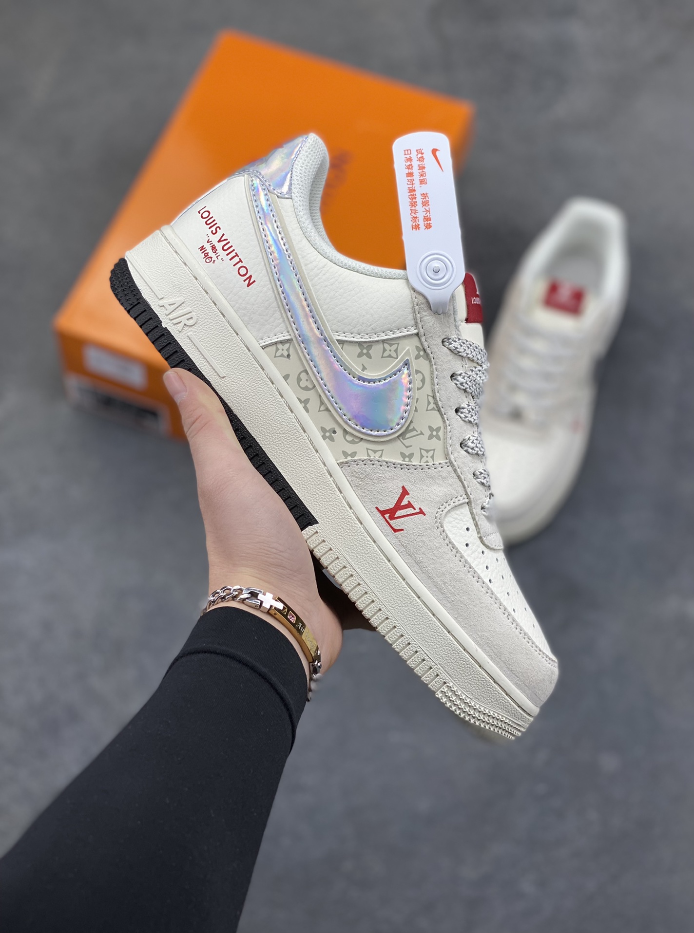 经典碰撞，奢潮新章！当Nike Air Force 1的街头基因遇上Louis Vuitton的高定奢韵，这双联名款球鞋便成了潮流与奢华的完美融合体。米白麂皮与压纹Monogram皮革拼接出细腻层次，镭射炫彩Swoosh Logo在光线下折射出幻彩光晕，红标LV字母与鞋侧“LOUIS VUITTON”字样形成视觉点睛，黑白撞色中底则延续了AF1的经典轮廓。每一处细节都揉合了街头的随性与高奢的精致，既是对经典鞋型的全新演绎，也是奢潮跨界的标志性作品，上脚即刻成为造型焦点，让你在潮流棋局中站稳独特步调。 货号：KD6699-F05 尺码：36 36.5 37.5 38 38.5 39 40 40.5 41 42 42.5 43 44 44.5 45-选品中心