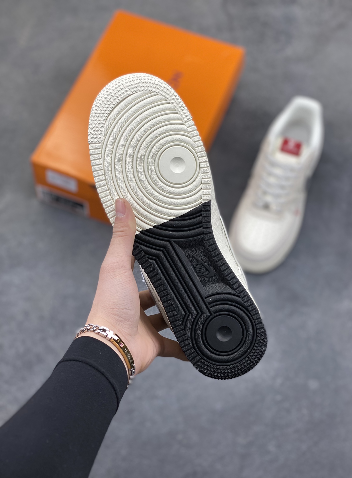 图片[5]-经典碰撞，奢潮新章！当Nike Air Force 1的街头基因遇上Louis Vuitton的高定奢韵，这双联名款球鞋便成了潮流与奢华的完美融合体。米白麂皮与压纹Monogram皮革拼接出细腻层次，镭射炫彩Swoosh Logo在光线下折射出幻彩光晕，红标LV字母与鞋侧“LOUIS VUITTON”字样形成视觉点睛，黑白撞色中底则延续了AF1的经典轮廓。每一处细节都揉合了街头的随性与高奢的精致，既是对经典鞋型的全新演绎，也是奢潮跨界的标志性作品，上脚即刻成为造型焦点，让你在潮流棋局中站稳独特步调。 货号：KD6699-F05 尺码：36 36.5 37.5 38 38.5 39 40 40.5 41 42 42.5 43 44 44.5 45-选品中心