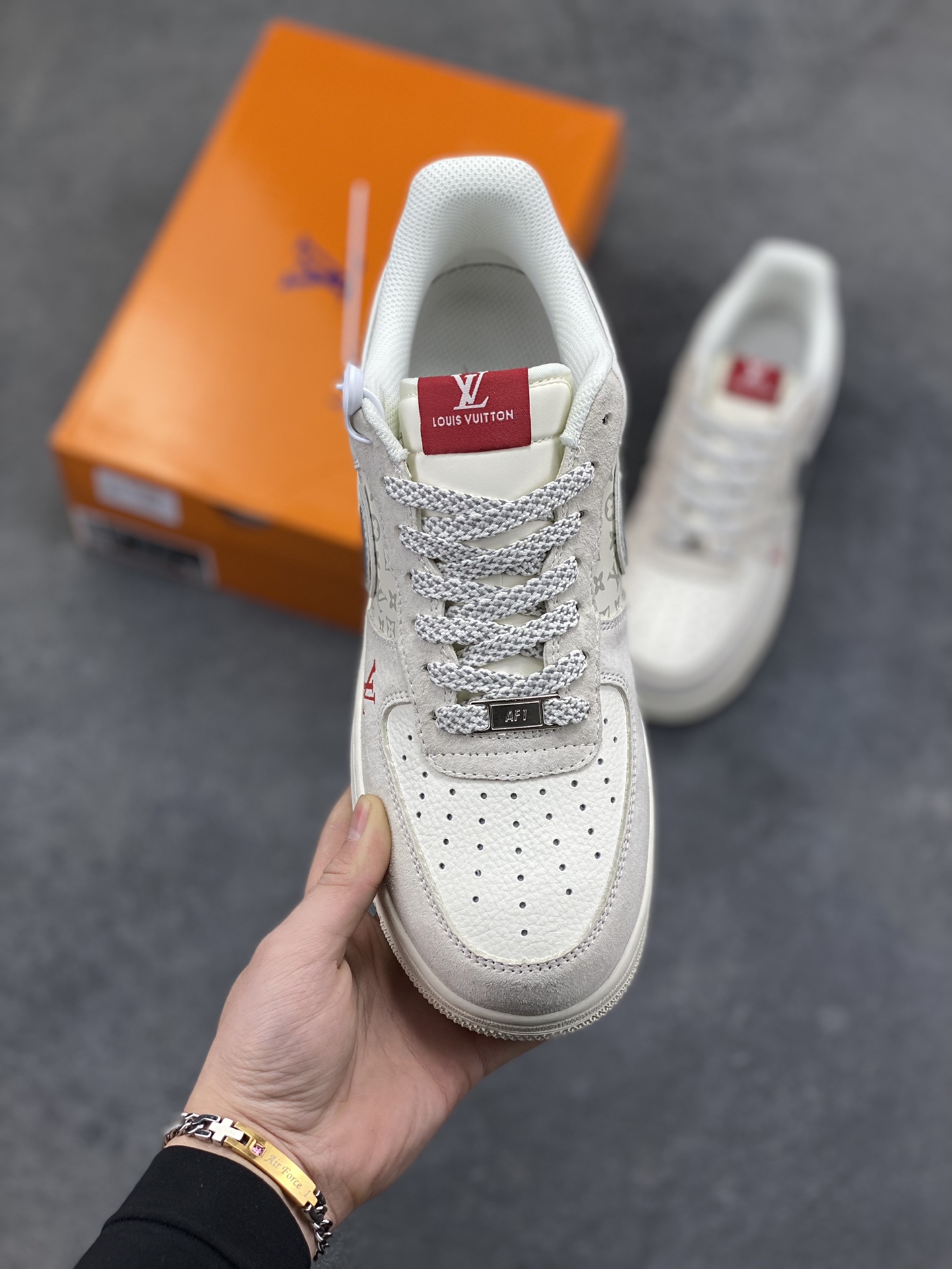图片[2]-经典碰撞，奢潮新章！当Nike Air Force 1的街头基因遇上Louis Vuitton的高定奢韵，这双联名款球鞋便成了潮流与奢华的完美融合体。米白麂皮与压纹Monogram皮革拼接出细腻层次，镭射炫彩Swoosh Logo在光线下折射出幻彩光晕，红标LV字母与鞋侧“LOUIS VUITTON”字样形成视觉点睛，黑白撞色中底则延续了AF1的经典轮廓。每一处细节都揉合了街头的随性与高奢的精致，既是对经典鞋型的全新演绎，也是奢潮跨界的标志性作品，上脚即刻成为造型焦点，让你在潮流棋局中站稳独特步调。 货号：KD6699-F05 尺码：36 36.5 37.5 38 38.5 39 40 40.5 41 42 42.5 43 44 44.5 45-选品中心