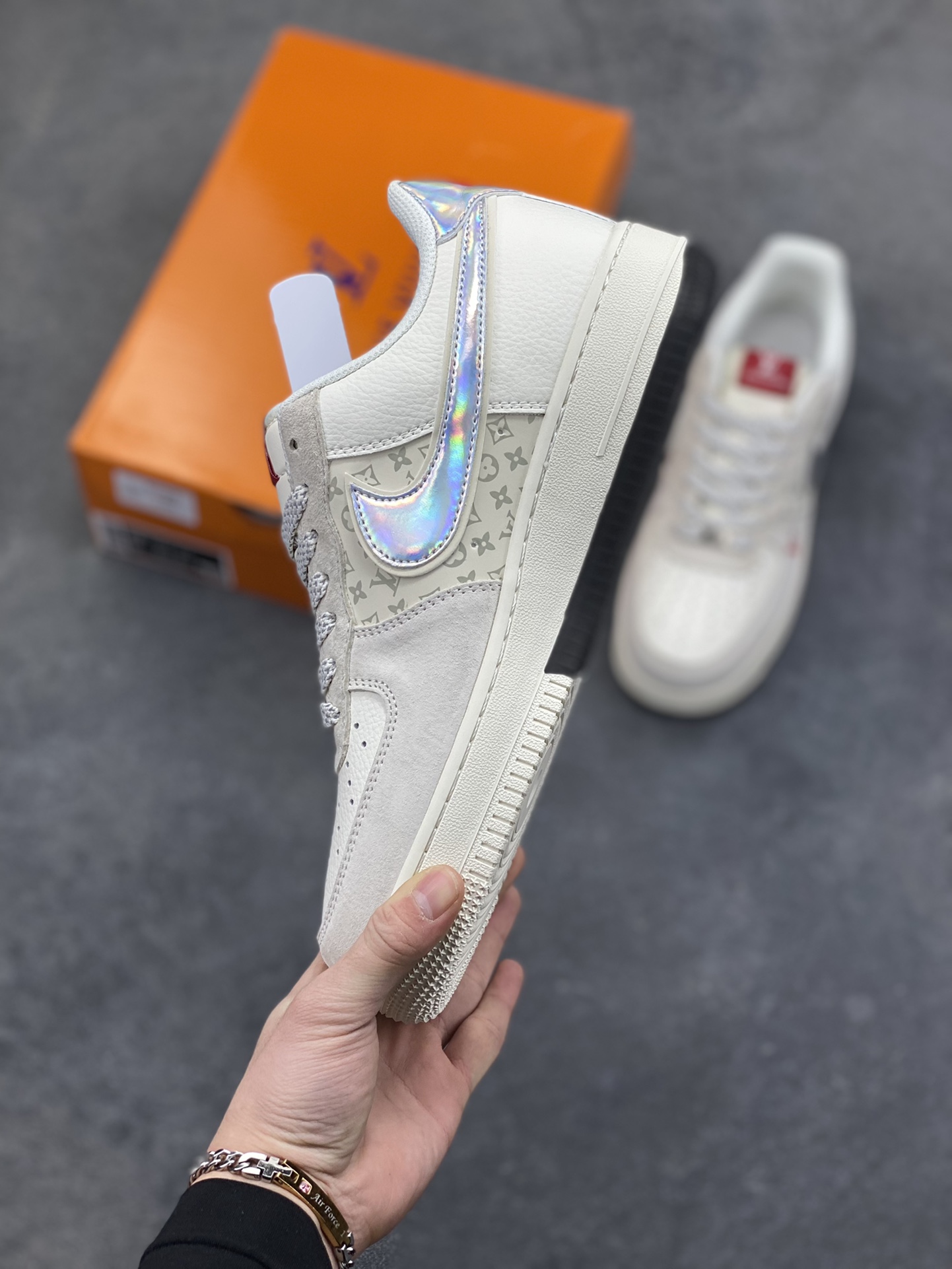 图片[3]-经典碰撞，奢潮新章！当Nike Air Force 1的街头基因遇上Louis Vuitton的高定奢韵，这双联名款球鞋便成了潮流与奢华的完美融合体。米白麂皮与压纹Monogram皮革拼接出细腻层次，镭射炫彩Swoosh Logo在光线下折射出幻彩光晕，红标LV字母与鞋侧“LOUIS VUITTON”字样形成视觉点睛，黑白撞色中底则延续了AF1的经典轮廓。每一处细节都揉合了街头的随性与高奢的精致，既是对经典鞋型的全新演绎，也是奢潮跨界的标志性作品，上脚即刻成为造型焦点，让你在潮流棋局中站稳独特步调。 货号：KD6699-F05 尺码：36 36.5 37.5 38 38.5 39 40 40.5 41 42 42.5 43 44 44.5 45-选品中心