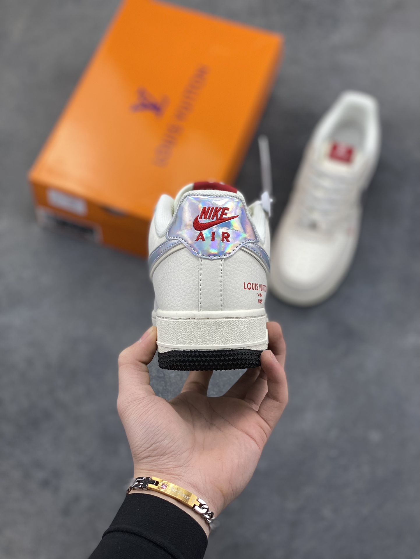 图片[4]-经典碰撞，奢潮新章！当Nike Air Force 1的街头基因遇上Louis Vuitton的高定奢韵，这双联名款球鞋便成了潮流与奢华的完美融合体。米白麂皮与压纹Monogram皮革拼接出细腻层次，镭射炫彩Swoosh Logo在光线下折射出幻彩光晕，红标LV字母与鞋侧“LOUIS VUITTON”字样形成视觉点睛，黑白撞色中底则延续了AF1的经典轮廓。每一处细节都揉合了街头的随性与高奢的精致，既是对经典鞋型的全新演绎，也是奢潮跨界的标志性作品，上脚即刻成为造型焦点，让你在潮流棋局中站稳独特步调。 货号：KD6699-F05 尺码：36 36.5 37.5 38 38.5 39 40 40.5 41 42 42.5 43 44 44.5 45-选品中心