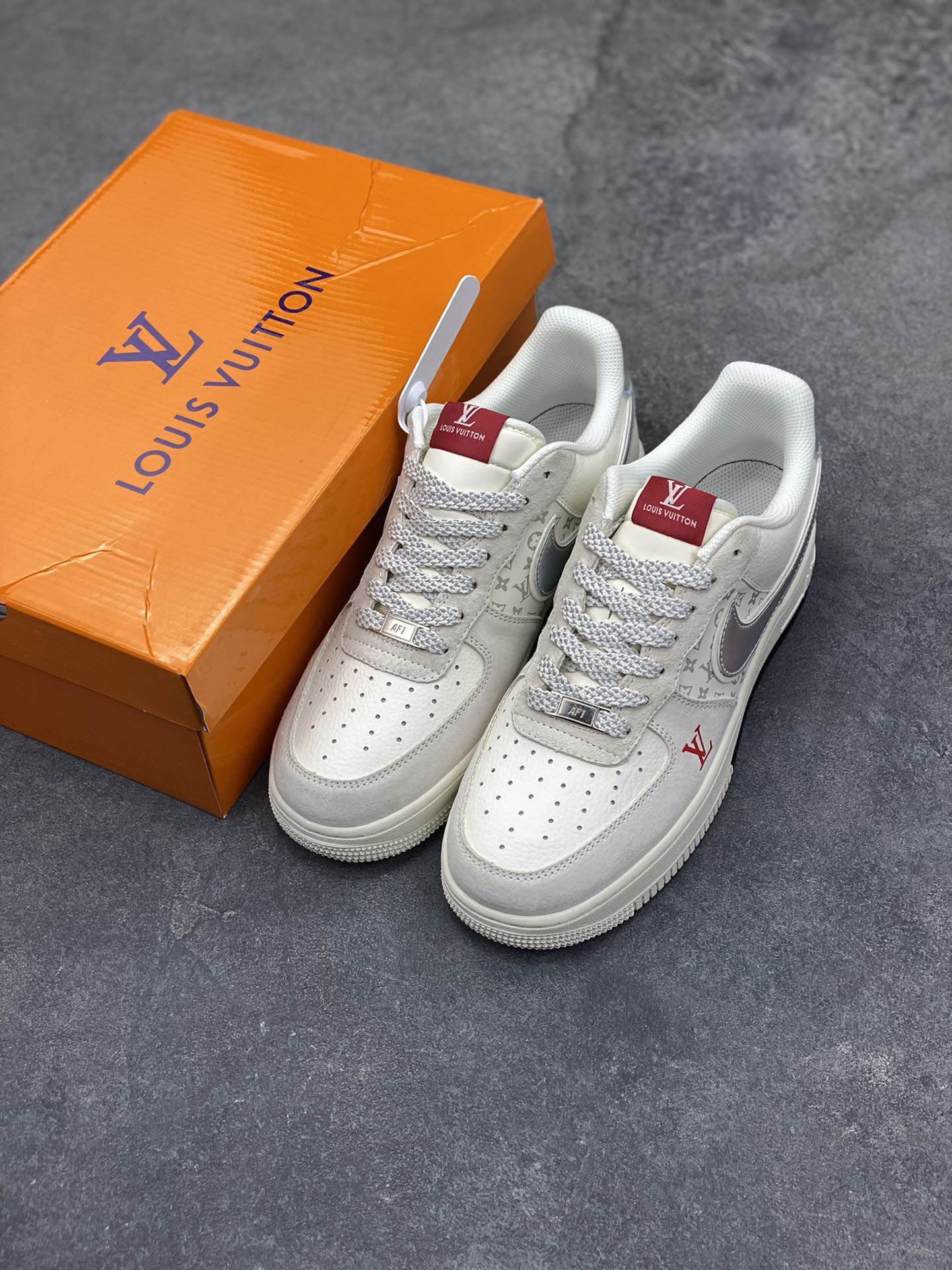 图片[8]-经典碰撞，奢潮新章！当Nike Air Force 1的街头基因遇上Louis Vuitton的高定奢韵，这双联名款球鞋便成了潮流与奢华的完美融合体。米白麂皮与压纹Monogram皮革拼接出细腻层次，镭射炫彩Swoosh Logo在光线下折射出幻彩光晕，红标LV字母与鞋侧“LOUIS VUITTON”字样形成视觉点睛，黑白撞色中底则延续了AF1的经典轮廓。每一处细节都揉合了街头的随性与高奢的精致，既是对经典鞋型的全新演绎，也是奢潮跨界的标志性作品，上脚即刻成为造型焦点，让你在潮流棋局中站稳独特步调。 货号：KD6699-F05 尺码：36 36.5 37.5 38 38.5 39 40 40.5 41 42 42.5 43 44 44.5 45-选品中心