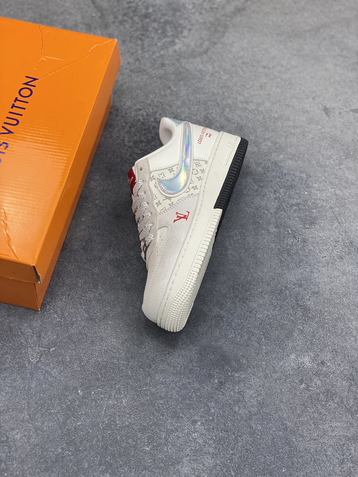 图片[7]-经典碰撞，奢潮新章！当Nike Air Force 1的街头基因遇上Louis Vuitton的高定奢韵，这双联名款球鞋便成了潮流与奢华的完美融合体。米白麂皮与压纹Monogram皮革拼接出细腻层次，镭射炫彩Swoosh Logo在光线下折射出幻彩光晕，红标LV字母与鞋侧“LOUIS VUITTON”字样形成视觉点睛，黑白撞色中底则延续了AF1的经典轮廓。每一处细节都揉合了街头的随性与高奢的精致，既是对经典鞋型的全新演绎，也是奢潮跨界的标志性作品，上脚即刻成为造型焦点，让你在潮流棋局中站稳独特步调。 货号：KD6699-F05 尺码：36 36.5 37.5 38 38.5 39 40 40.5 41 42 42.5 43 44 44.5 45-选品中心