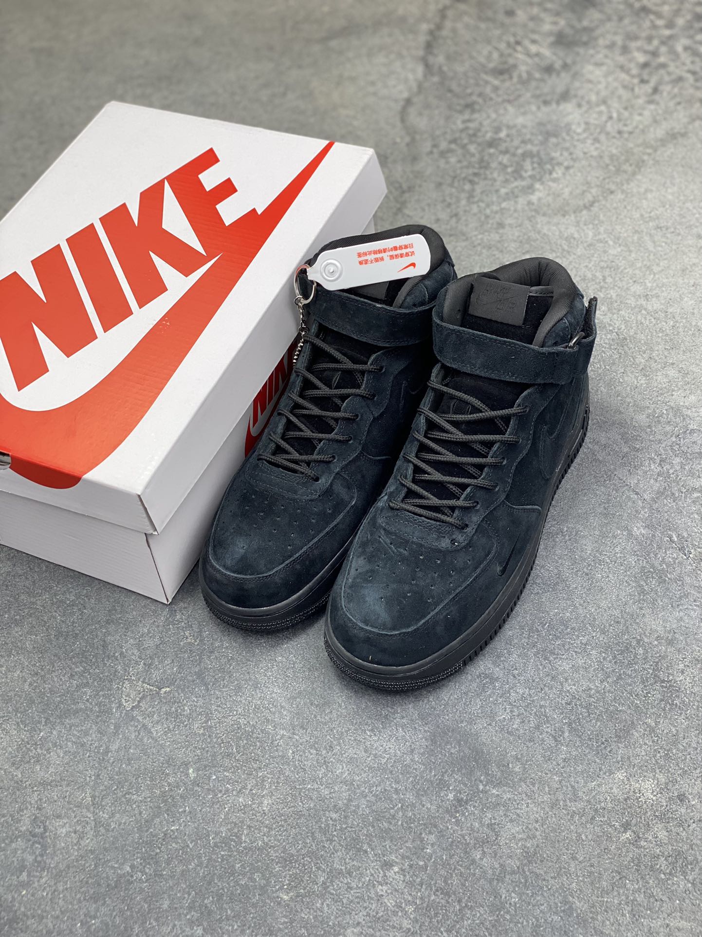 图片[8]-街头典藏款文案浅灰麂皮的温柔暴击，是Supreme与Nike Air Force 1 Mid的联名浪漫！鞋款以细腻翻毛皮革重塑经典中帮鞋型，鞋侧红标、挂饰徽章的品牌标识撞出街头辨识度，魔术贴绑带可自由调节的设计，让搭配多了几分玩趣。Air气垫加持的经典大底，踩出云端般的脚感，把美式复古的慵懒与潮酷揉进每一步，这双“非Dunk却胜Dunk”的联名款，是街头玩家鞋柜里的收藏级狠货！ 货号：DV0788-004 尺码：36 36.5 37.5 38 38.5 39 40 40.5 41 42 42.5 43 44 44.5 45-选品中心