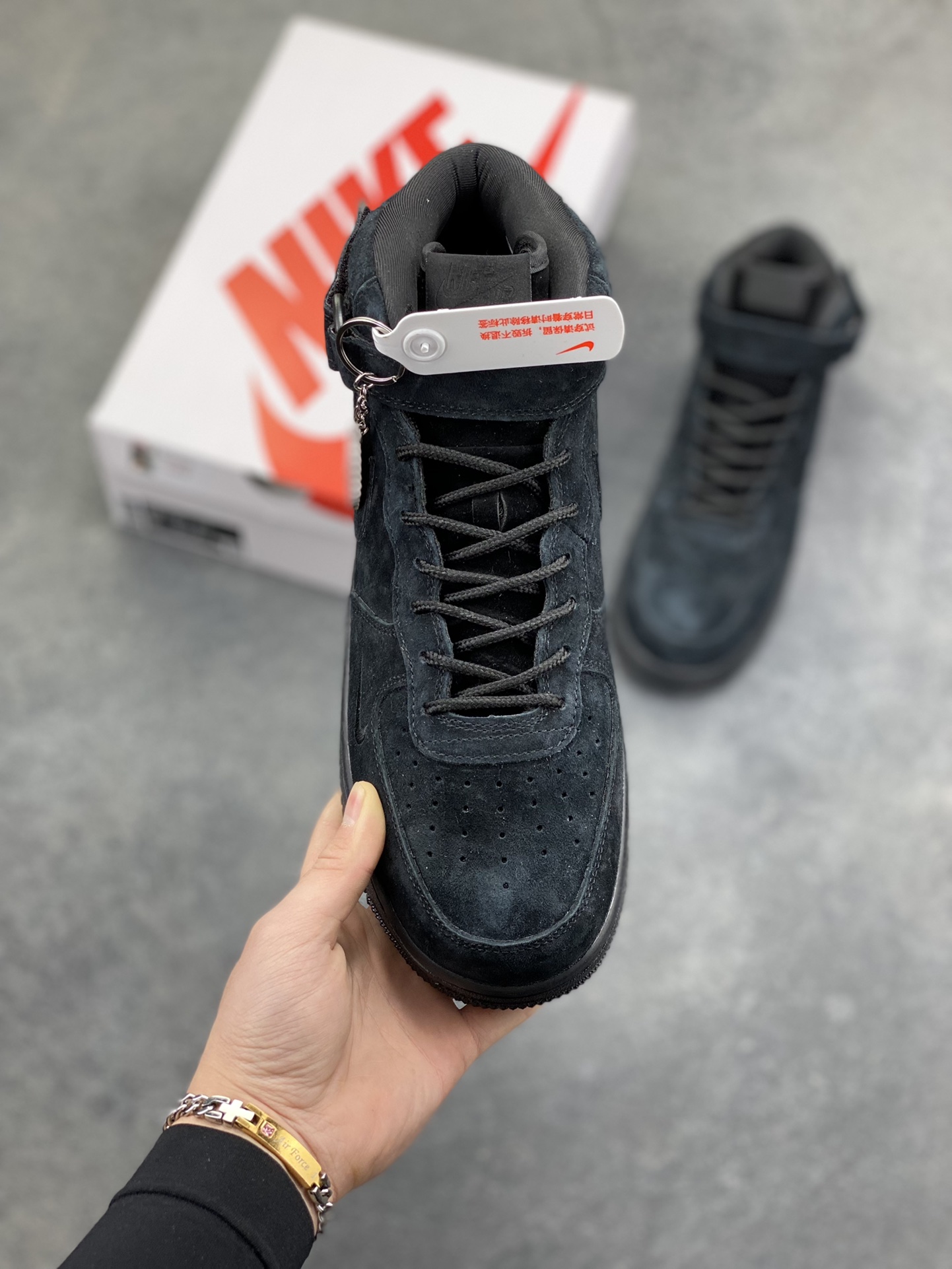 图片[2]-街头典藏款文案浅灰麂皮的温柔暴击，是Supreme与Nike Air Force 1 Mid的联名浪漫！鞋款以细腻翻毛皮革重塑经典中帮鞋型，鞋侧红标、挂饰徽章的品牌标识撞出街头辨识度，魔术贴绑带可自由调节的设计，让搭配多了几分玩趣。Air气垫加持的经典大底，踩出云端般的脚感，把美式复古的慵懒与潮酷揉进每一步，这双“非Dunk却胜Dunk”的联名款，是街头玩家鞋柜里的收藏级狠货！ 货号：DV0788-004 尺码：36 36.5 37.5 38 38.5 39 40 40.5 41 42 42.5 43 44 44.5 45-选品中心