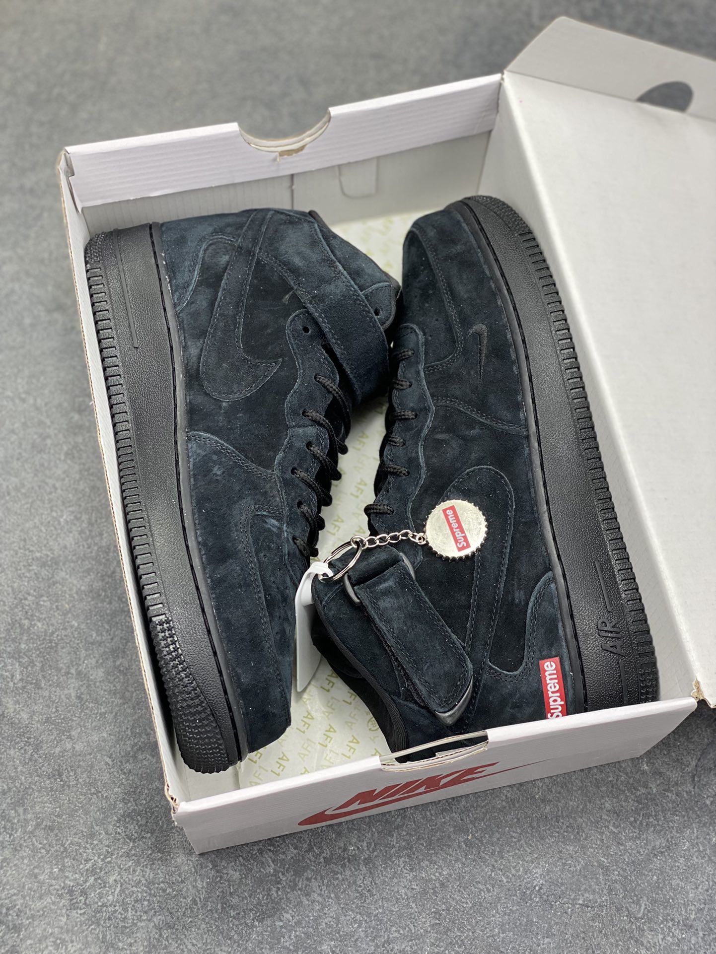 图片[9]-街头典藏款文案浅灰麂皮的温柔暴击，是Supreme与Nike Air Force 1 Mid的联名浪漫！鞋款以细腻翻毛皮革重塑经典中帮鞋型，鞋侧红标、挂饰徽章的品牌标识撞出街头辨识度，魔术贴绑带可自由调节的设计，让搭配多了几分玩趣。Air气垫加持的经典大底，踩出云端般的脚感，把美式复古的慵懒与潮酷揉进每一步，这双“非Dunk却胜Dunk”的联名款，是街头玩家鞋柜里的收藏级狠货！ 货号：DV0788-004 尺码：36 36.5 37.5 38 38.5 39 40 40.5 41 42 42.5 43 44 44.5 45-选品中心