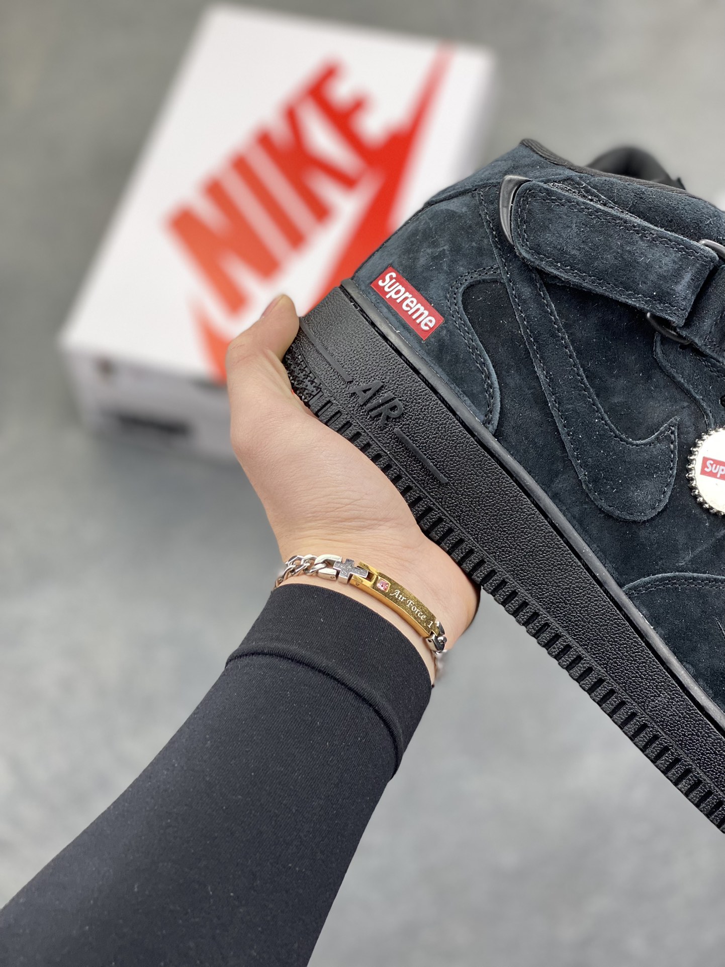 图片[6]-街头典藏款文案浅灰麂皮的温柔暴击，是Supreme与Nike Air Force 1 Mid的联名浪漫！鞋款以细腻翻毛皮革重塑经典中帮鞋型，鞋侧红标、挂饰徽章的品牌标识撞出街头辨识度，魔术贴绑带可自由调节的设计，让搭配多了几分玩趣。Air气垫加持的经典大底，踩出云端般的脚感，把美式复古的慵懒与潮酷揉进每一步，这双“非Dunk却胜Dunk”的联名款，是街头玩家鞋柜里的收藏级狠货！ 货号：DV0788-004 尺码：36 36.5 37.5 38 38.5 39 40 40.5 41 42 42.5 43 44 44.5 45-选品中心