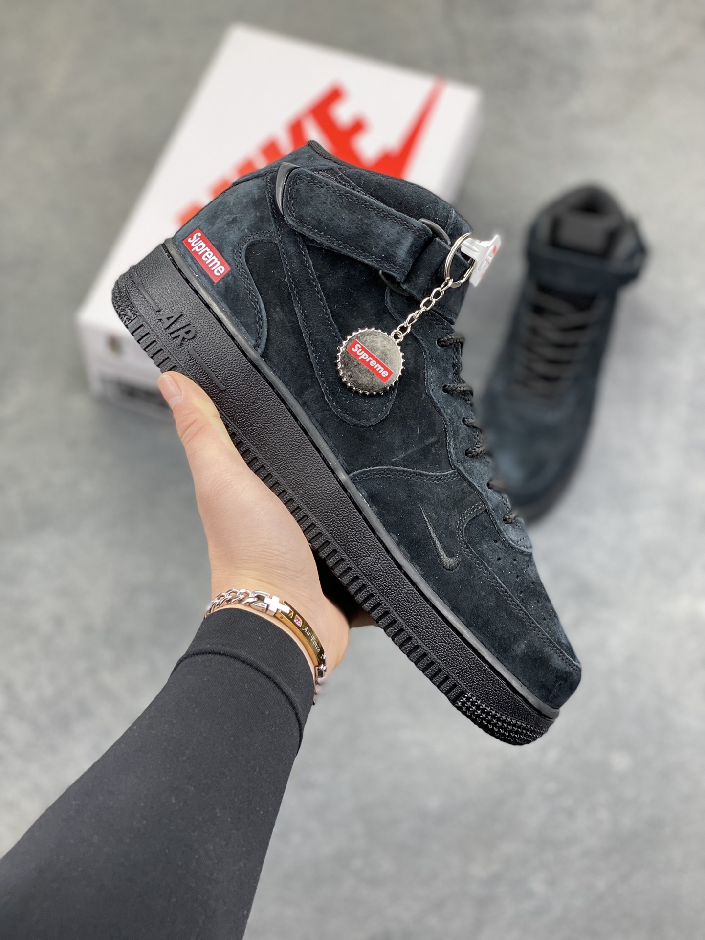 街头典藏款文案浅灰麂皮的温柔暴击，是Supreme与Nike Air Force 1 Mid的联名浪漫！鞋款以细腻翻毛皮革重塑经典中帮鞋型，鞋侧红标、挂饰徽章的品牌标识撞出街头辨识度，魔术贴绑带可自由调节的设计，让搭配多了几分玩趣。Air气垫加持的经典大底，踩出云端般的脚感，把美式复古的慵懒与潮酷揉进每一步，这双“非Dunk却胜Dunk”的联名款，是街头玩家鞋柜里的收藏级狠货！ 货号：DV0788-004 尺码：36 36.5 37.5 38 38.5 39 40 40.5 41 42 42.5 43 44 44.5 45-选品中心