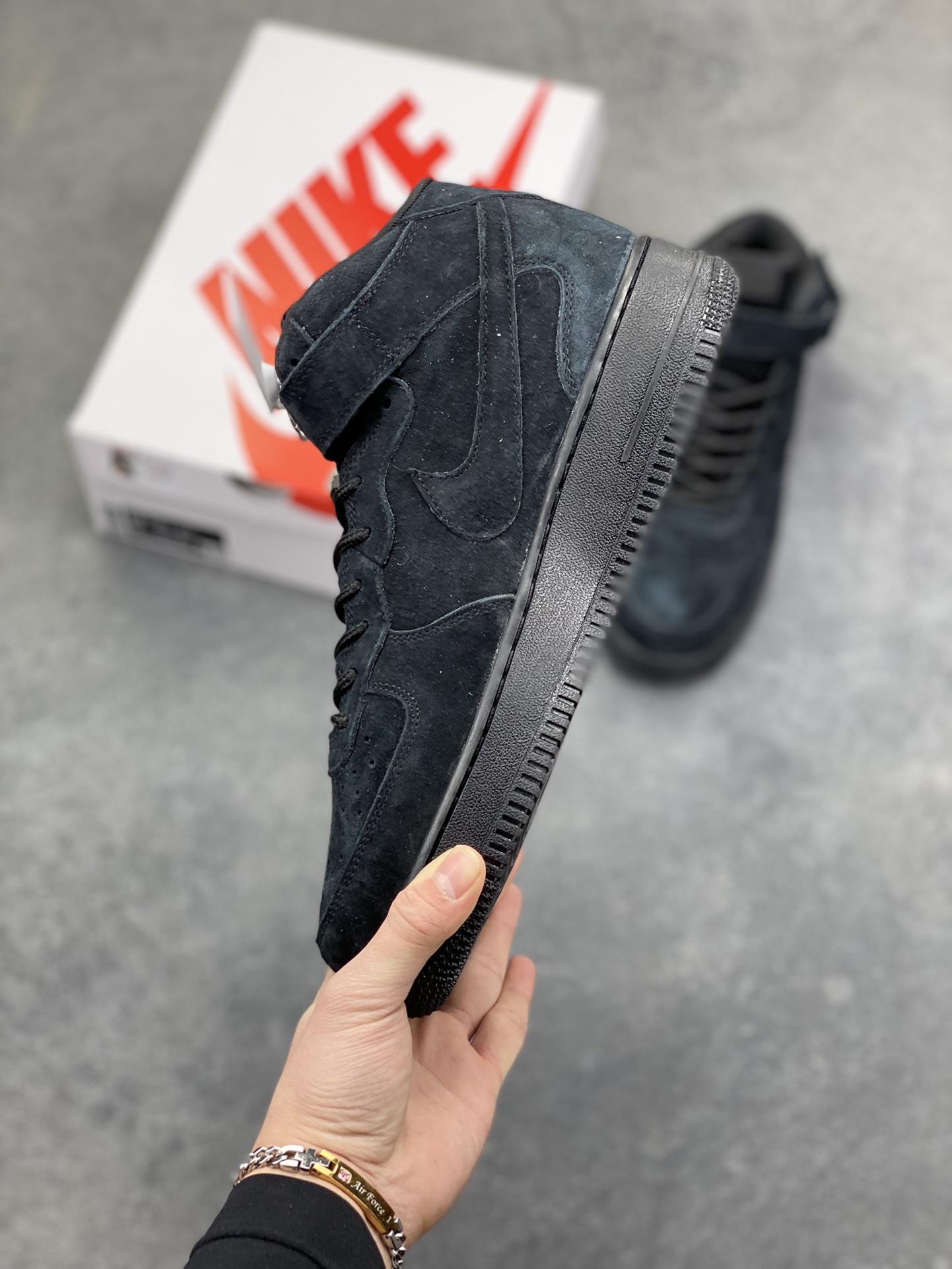 图片[3]-街头典藏款文案浅灰麂皮的温柔暴击，是Supreme与Nike Air Force 1 Mid的联名浪漫！鞋款以细腻翻毛皮革重塑经典中帮鞋型，鞋侧红标、挂饰徽章的品牌标识撞出街头辨识度，魔术贴绑带可自由调节的设计，让搭配多了几分玩趣。Air气垫加持的经典大底，踩出云端般的脚感，把美式复古的慵懒与潮酷揉进每一步，这双“非Dunk却胜Dunk”的联名款，是街头玩家鞋柜里的收藏级狠货！ 货号：DV0788-004 尺码：36 36.5 37.5 38 38.5 39 40 40.5 41 42 42.5 43 44 44.5 45-选品中心