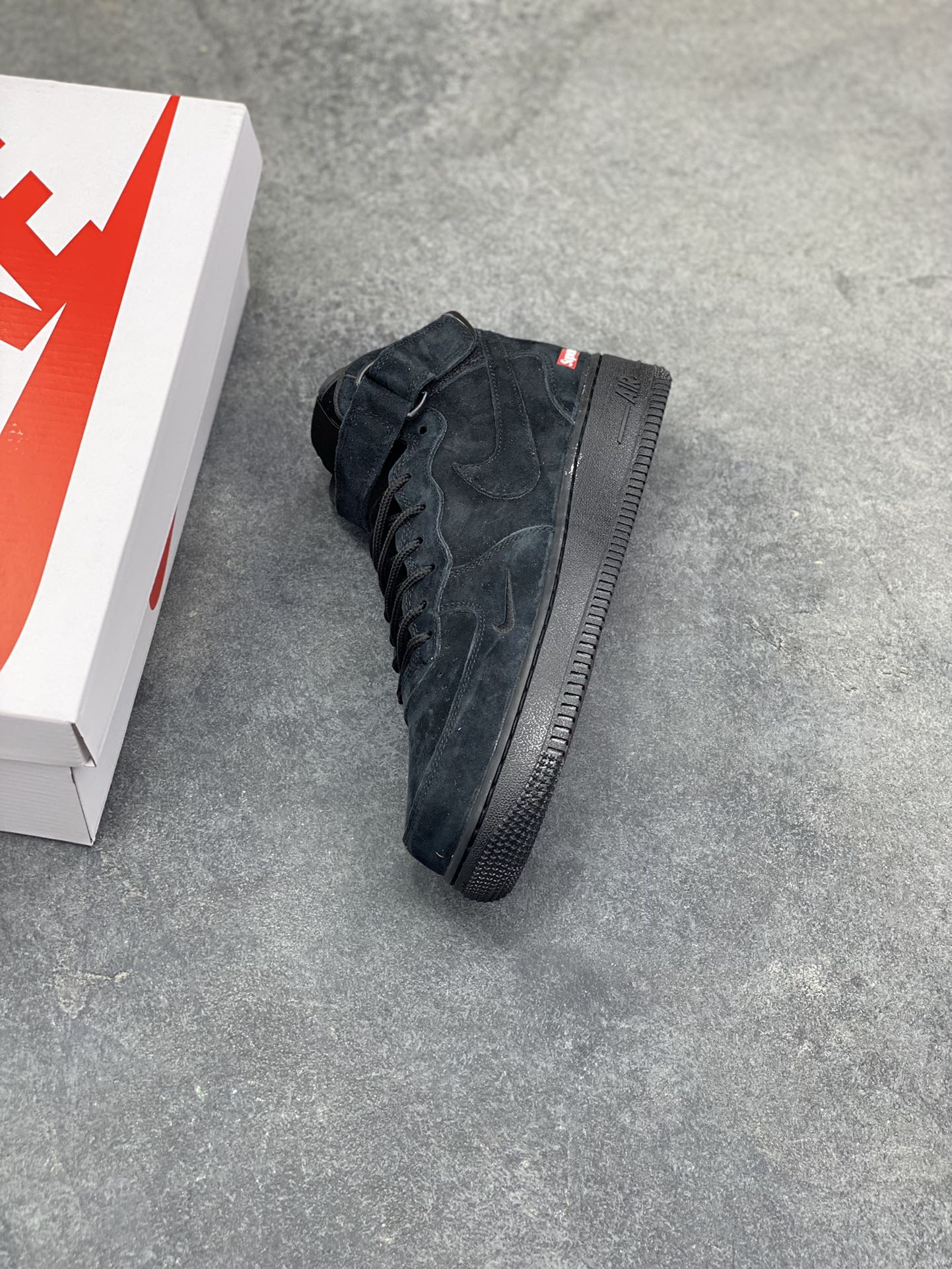 图片[7]-街头典藏款文案浅灰麂皮的温柔暴击，是Supreme与Nike Air Force 1 Mid的联名浪漫！鞋款以细腻翻毛皮革重塑经典中帮鞋型，鞋侧红标、挂饰徽章的品牌标识撞出街头辨识度，魔术贴绑带可自由调节的设计，让搭配多了几分玩趣。Air气垫加持的经典大底，踩出云端般的脚感，把美式复古的慵懒与潮酷揉进每一步，这双“非Dunk却胜Dunk”的联名款，是街头玩家鞋柜里的收藏级狠货！ 货号：DV0788-004 尺码：36 36.5 37.5 38 38.5 39 40 40.5 41 42 42.5 43 44 44.5 45-选品中心