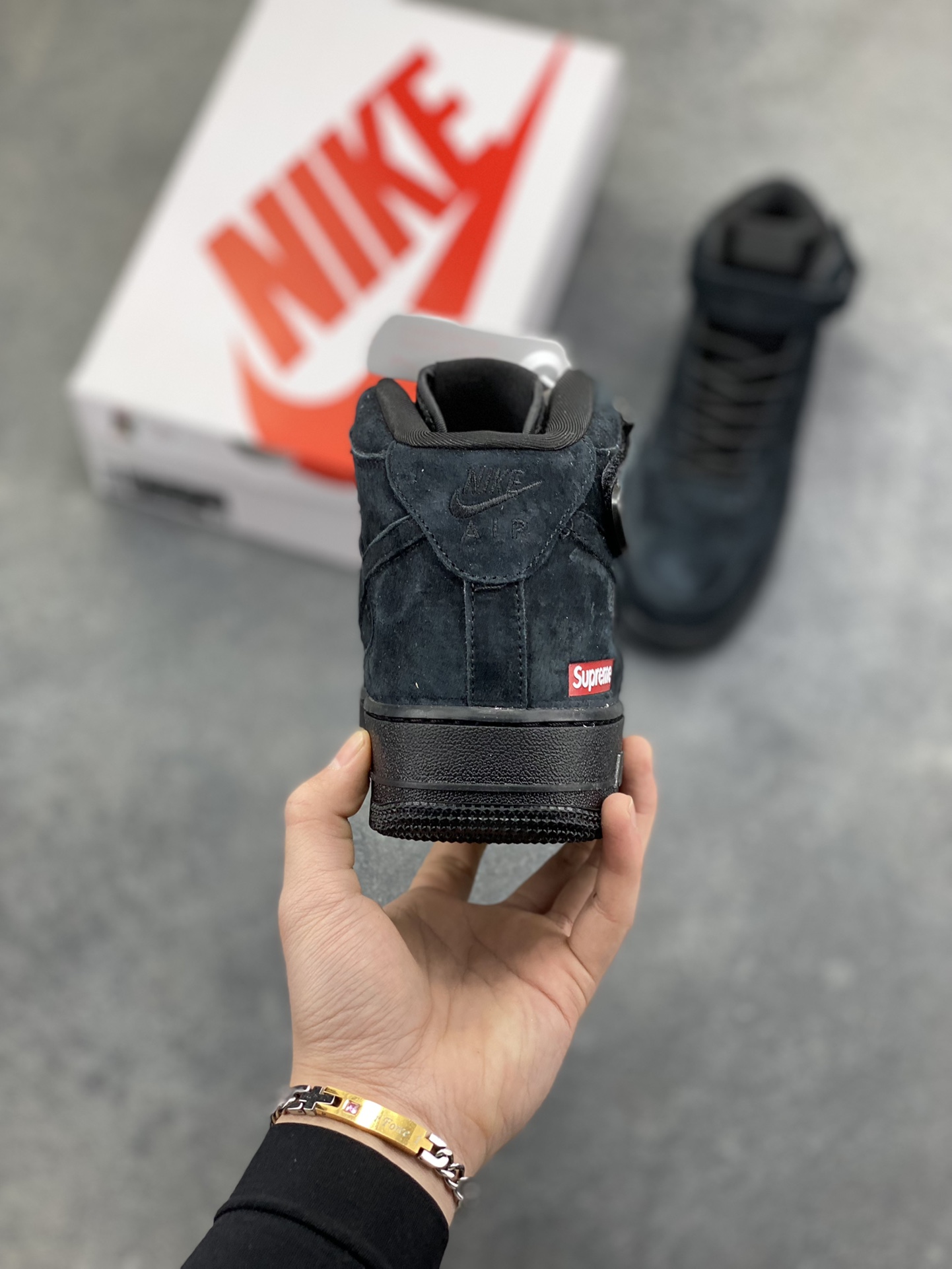 图片[4]-街头典藏款文案浅灰麂皮的温柔暴击，是Supreme与Nike Air Force 1 Mid的联名浪漫！鞋款以细腻翻毛皮革重塑经典中帮鞋型，鞋侧红标、挂饰徽章的品牌标识撞出街头辨识度，魔术贴绑带可自由调节的设计，让搭配多了几分玩趣。Air气垫加持的经典大底，踩出云端般的脚感，把美式复古的慵懒与潮酷揉进每一步，这双“非Dunk却胜Dunk”的联名款，是街头玩家鞋柜里的收藏级狠货！ 货号：DV0788-004 尺码：36 36.5 37.5 38 38.5 39 40 40.5 41 42 42.5 43 44 44.5 45-选品中心