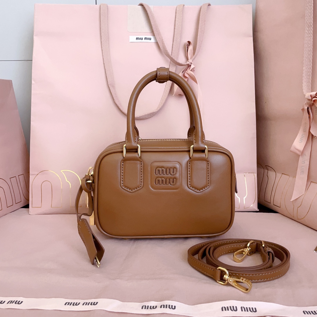 P750 5BB123: nuevo bolso de bolos too pretty de MiuMiu, cuero de ternera importado, herrajes vintage cepillados, conser…