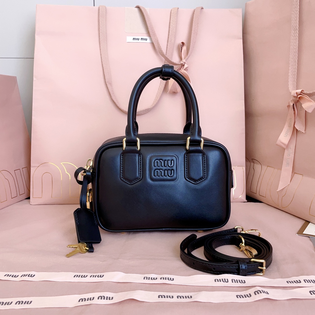 P750 5BB123: nuevo bolso de bolos too pretty de MiuMiu, cuero de ternera importado, herrajes vintage cepillados, conser…