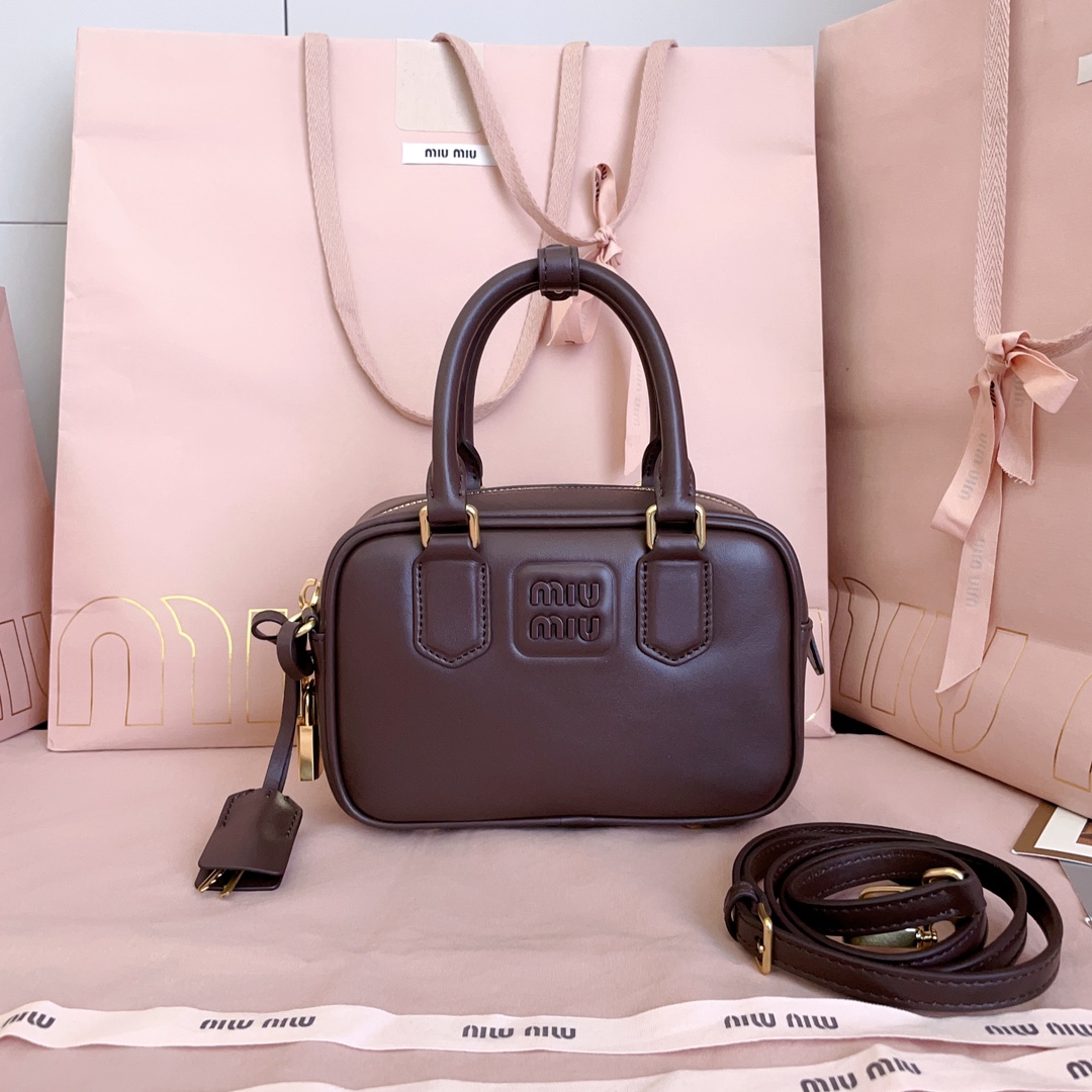 P750 5BB123: nuevo bolso de bolos too pretty de MiuMiu, cuero de ternera importado, herrajes vintage cepillados, conser…