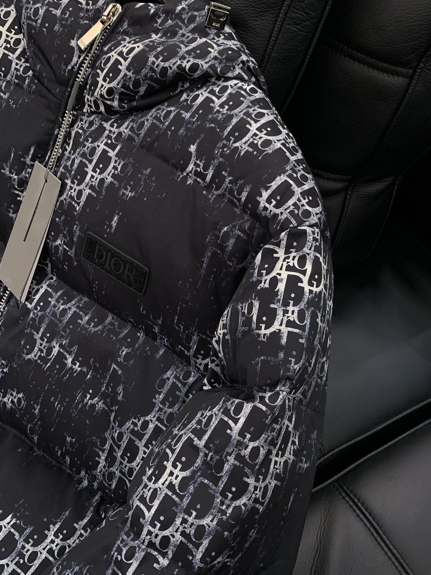 ，Dior 迪奥， 2025冬季新品，专柜同步有售，简约时尚休闲连帽羽绒服，原版进口面料，舒适透气，顶级