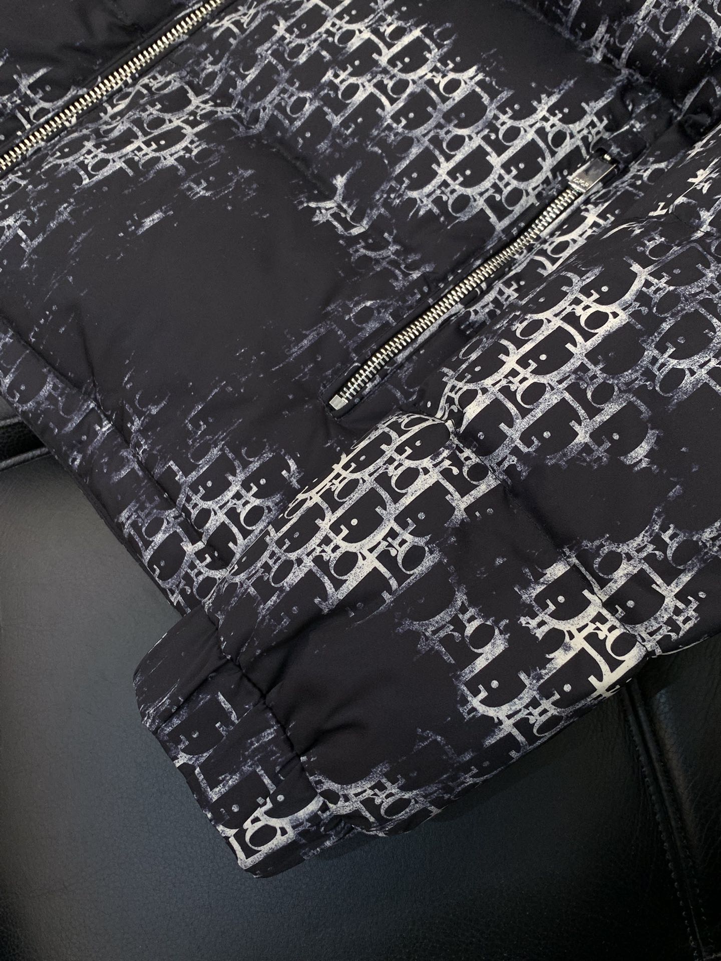 ，Dior 迪奥， 2025冬季新品，专柜同步有售，简约时尚休闲连帽羽绒服，原版进口面料，舒适透气，顶级