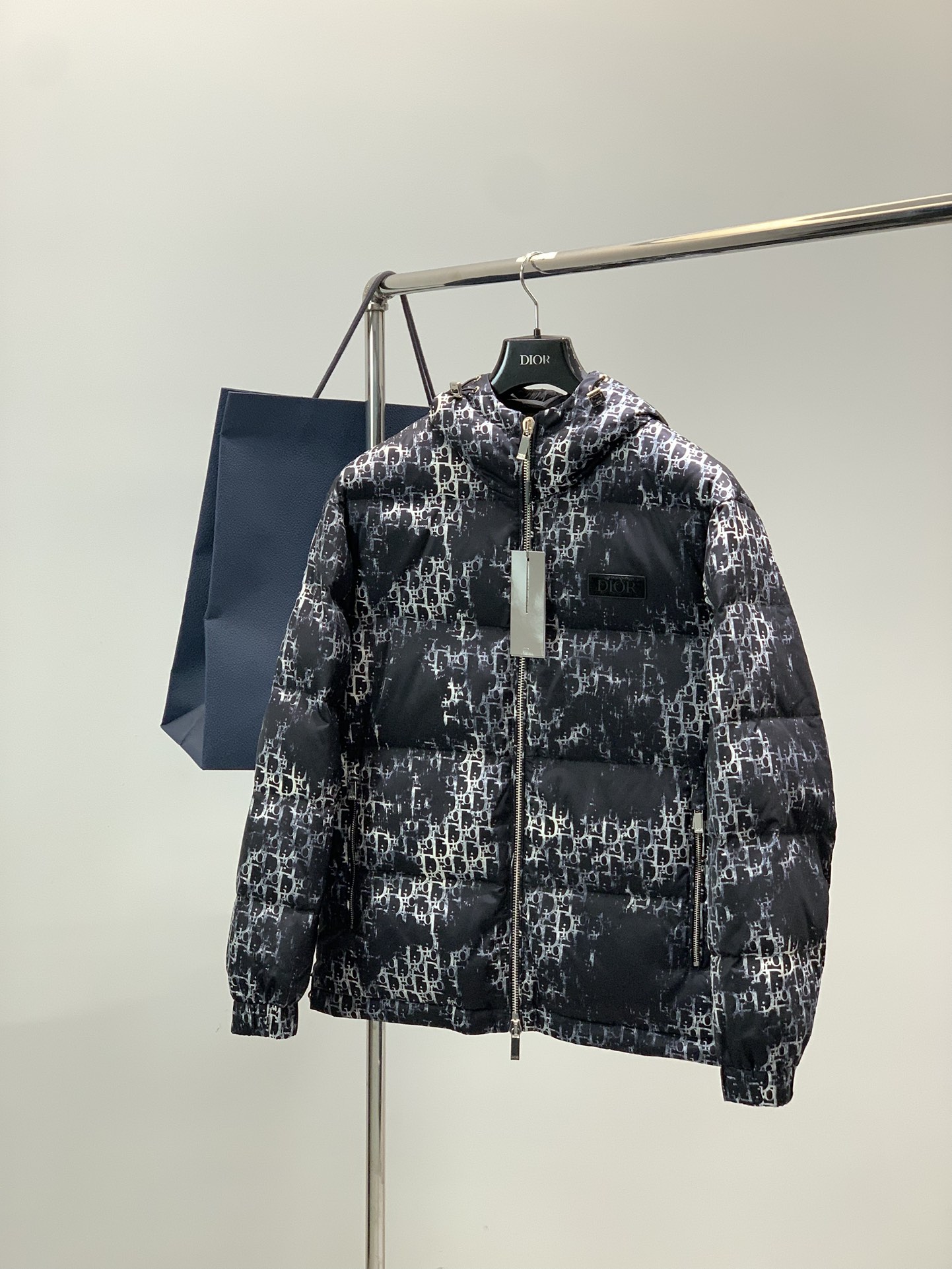 NO:682825,, Dior, 2025 winter new products, available at counters simultaneously, simple, fashionable and casual hooded down jacket, original imported fabrics, comfortable and breathable, top-grade printed rubber lettering logo, original hardware decoration, extremely high-grade, unique design, fashionable and handsome upper body!  Size M-3XL,,dior,dior,down jacket,hats,19860909,Dior 迪奥, 2025冬季新品,专柜同步有售,简约时尚休闲连帽羽绒服,原版进口面料,舒适透气,顶级印胶工艺字母图案logo,原版五金辅料装饰,档次极高,独特设计,上身时尚帅气！码数M-3XL,,dior,dior,down jacket,hats,,Men's clothing