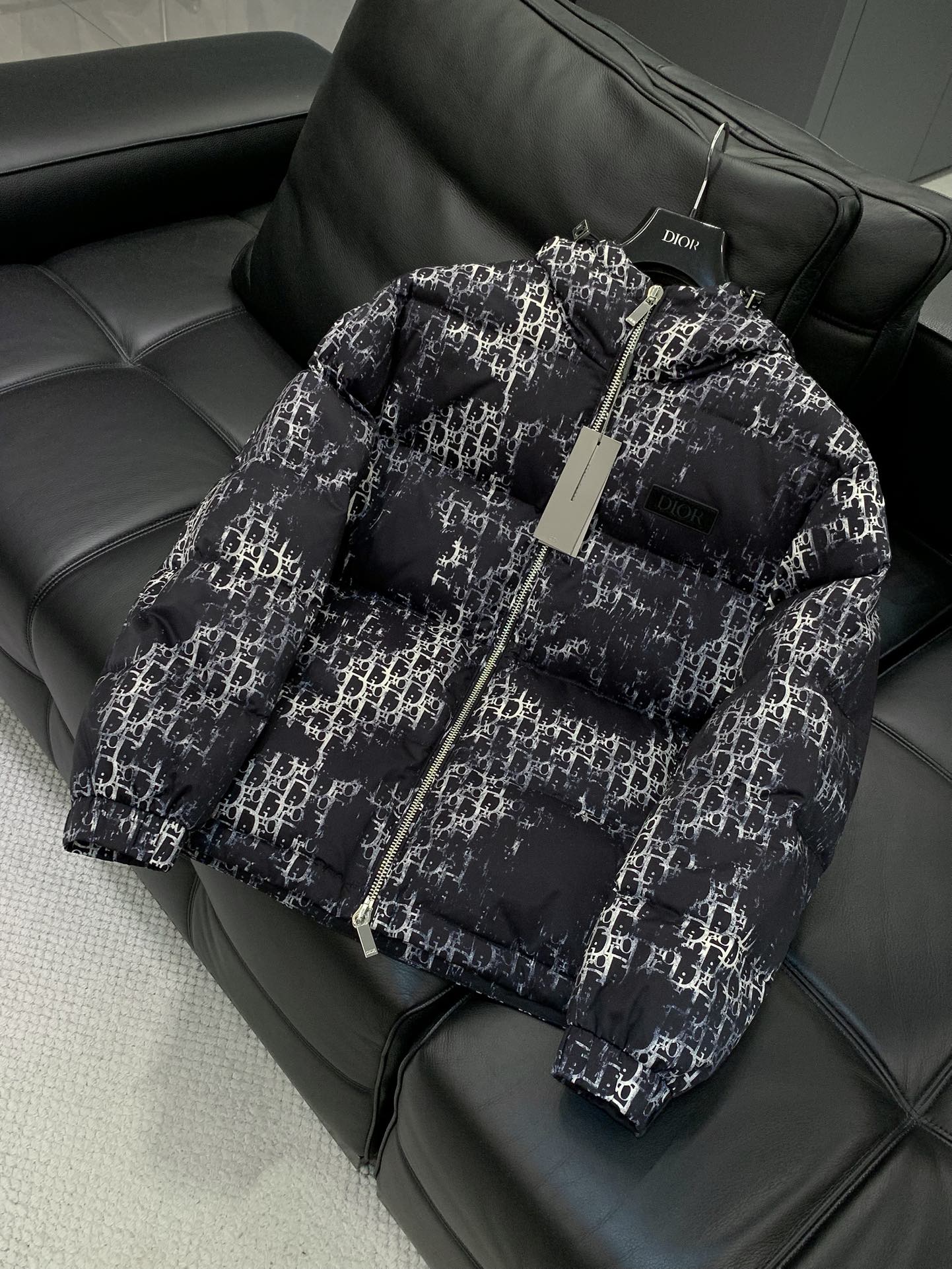 ，Dior 迪奥， 2025冬季新品，专柜同步有售，简约时尚休闲连帽羽绒服，原版进口面料，舒适透气，顶级