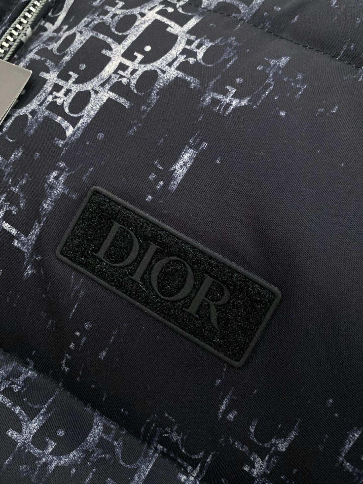 ，Dior 迪奥， 2025冬季新品，专柜同步有售，简约时尚休闲连帽羽绒服，原版进口面料，舒适透气，顶级