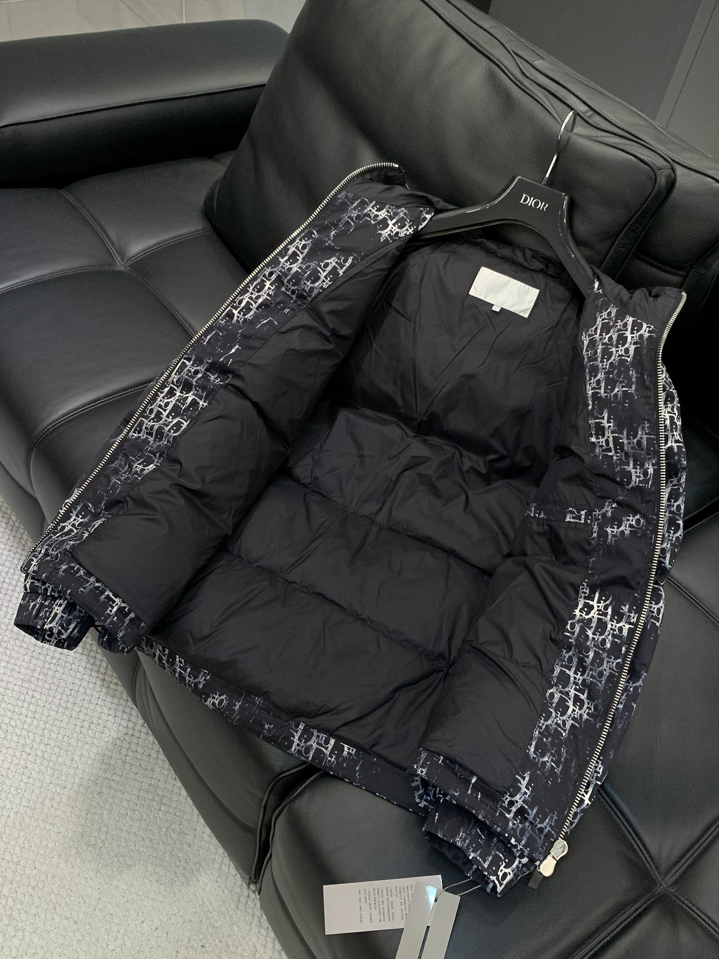 ，Dior 迪奥， 2025冬季新品，专柜同步有售，简约时尚休闲连帽羽绒服，原版进口面料，舒适透气，顶级