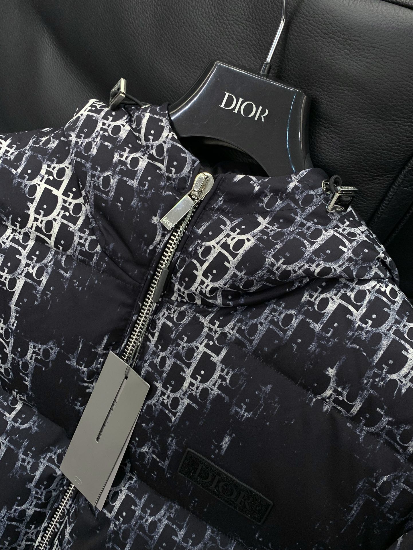 ，Dior 迪奥， 2025冬季新品，专柜同步有售，简约时尚休闲连帽羽绒服，原版进口面料，舒适透气，顶级