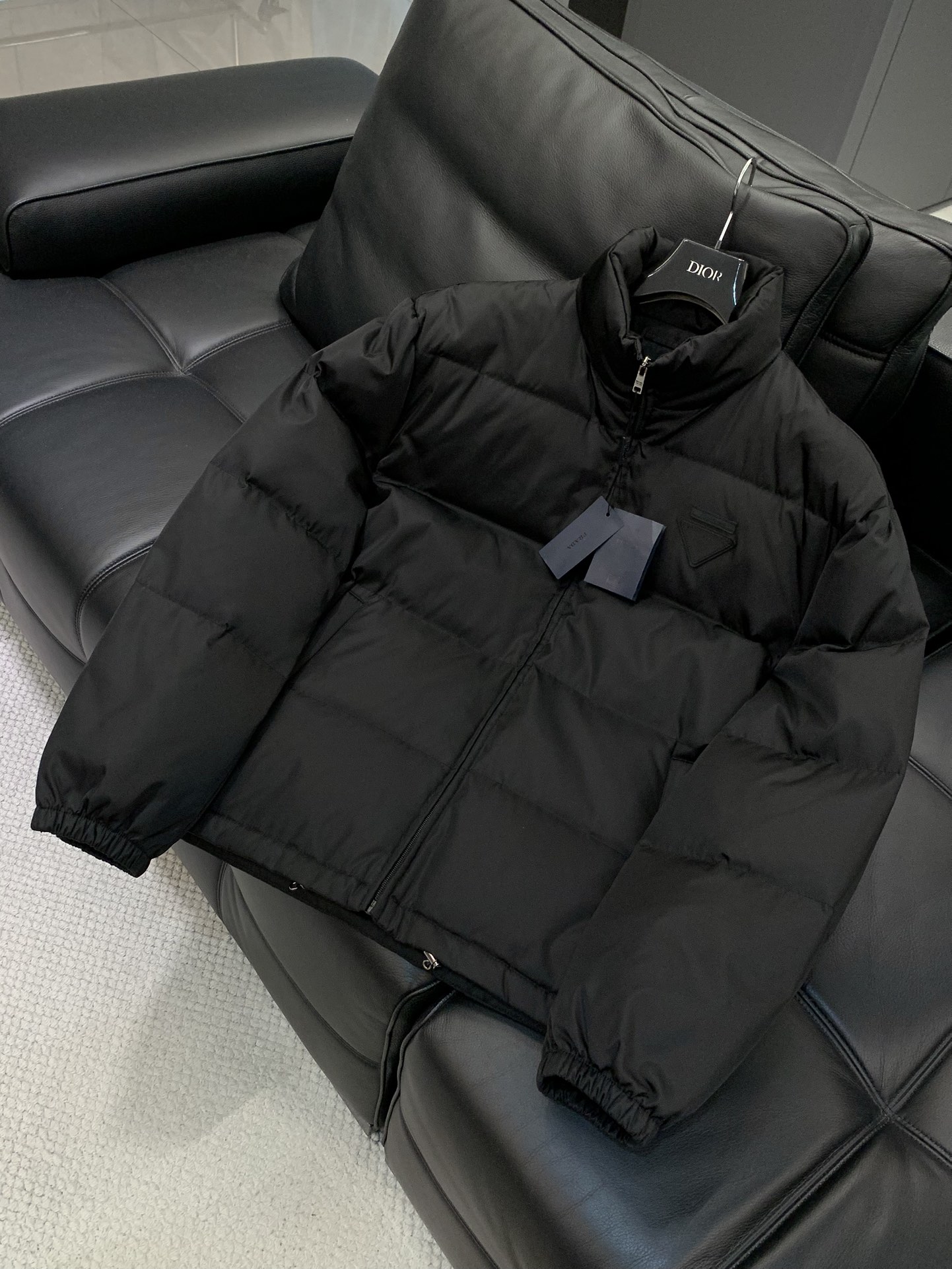 ，PRADA 普拉达，2025冬季最新品，专柜同步有售，时尚休闲立领羽绒服，进口原版面料，做工极为复杂，