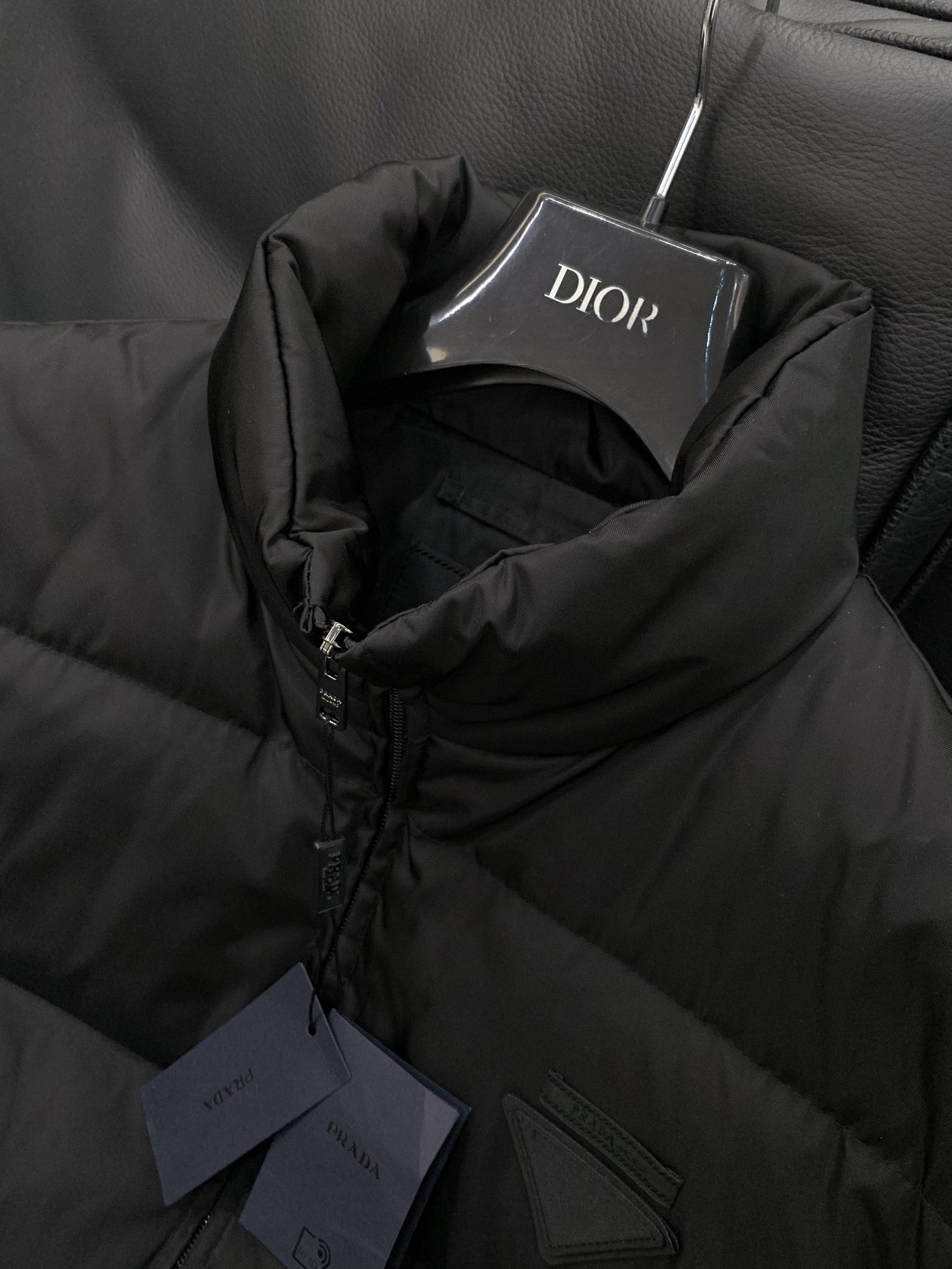 ，PRADA 普拉达，2025冬季最新品，专柜同步有售，时尚休闲立领羽绒服，进口原版面料，做工极为复杂，