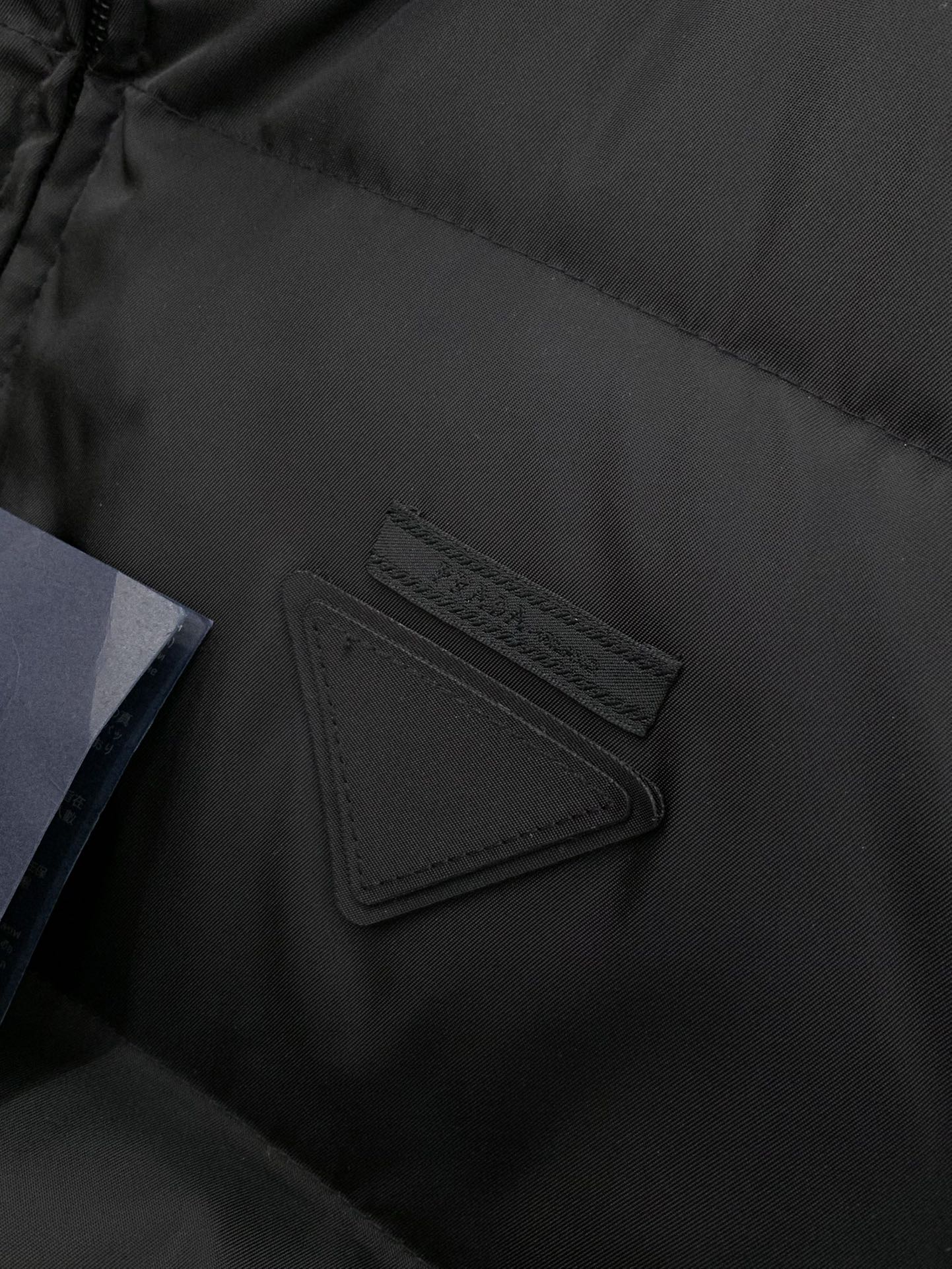 ，PRADA 普拉达，2025冬季最新品，专柜同步有售，时尚休闲立领羽绒服，进口原版面料，做工极为复杂，