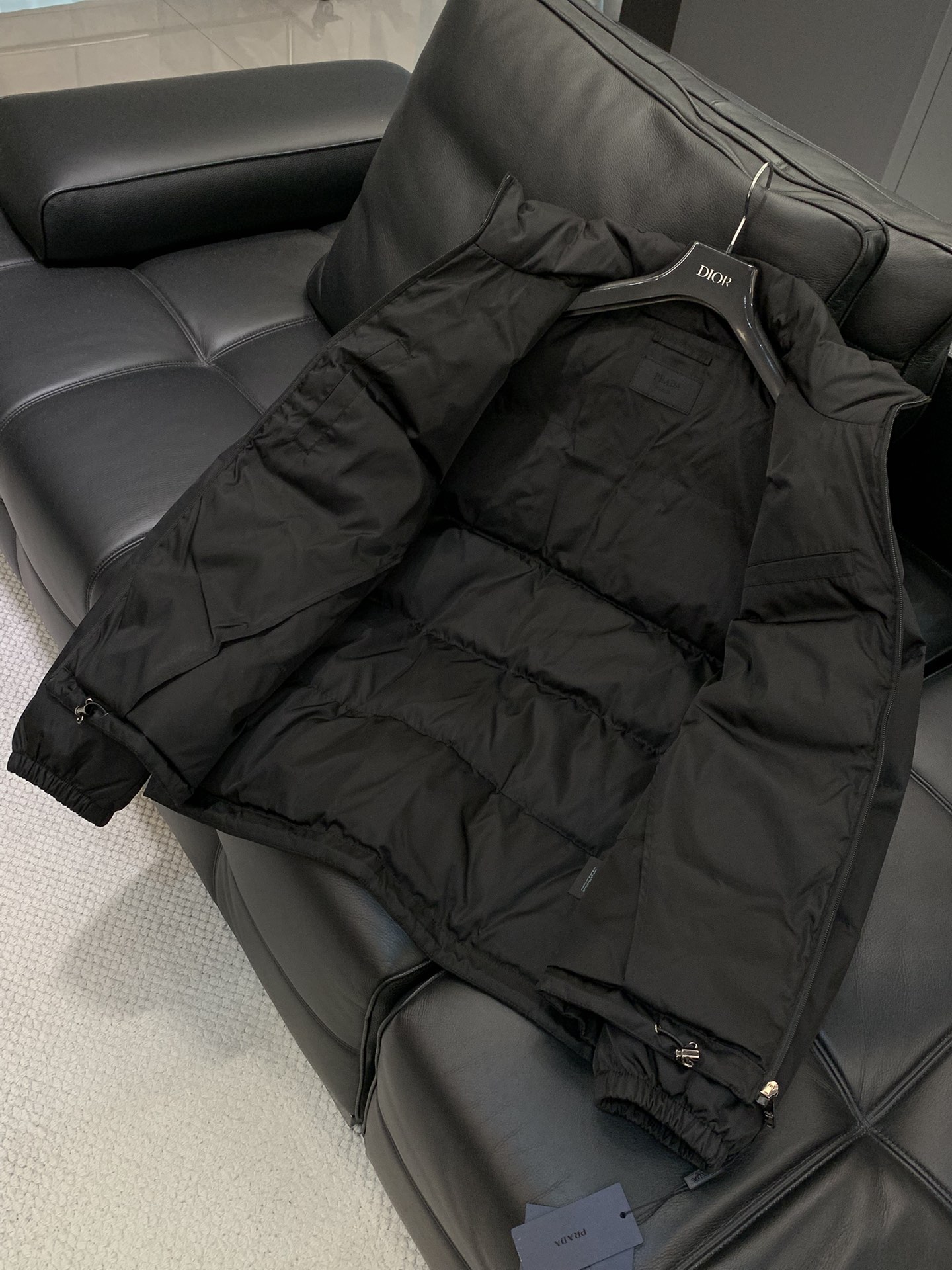 ，PRADA 普拉达，2025冬季最新品，专柜同步有售，时尚休闲立领羽绒服，进口原版面料，做工极为复杂，