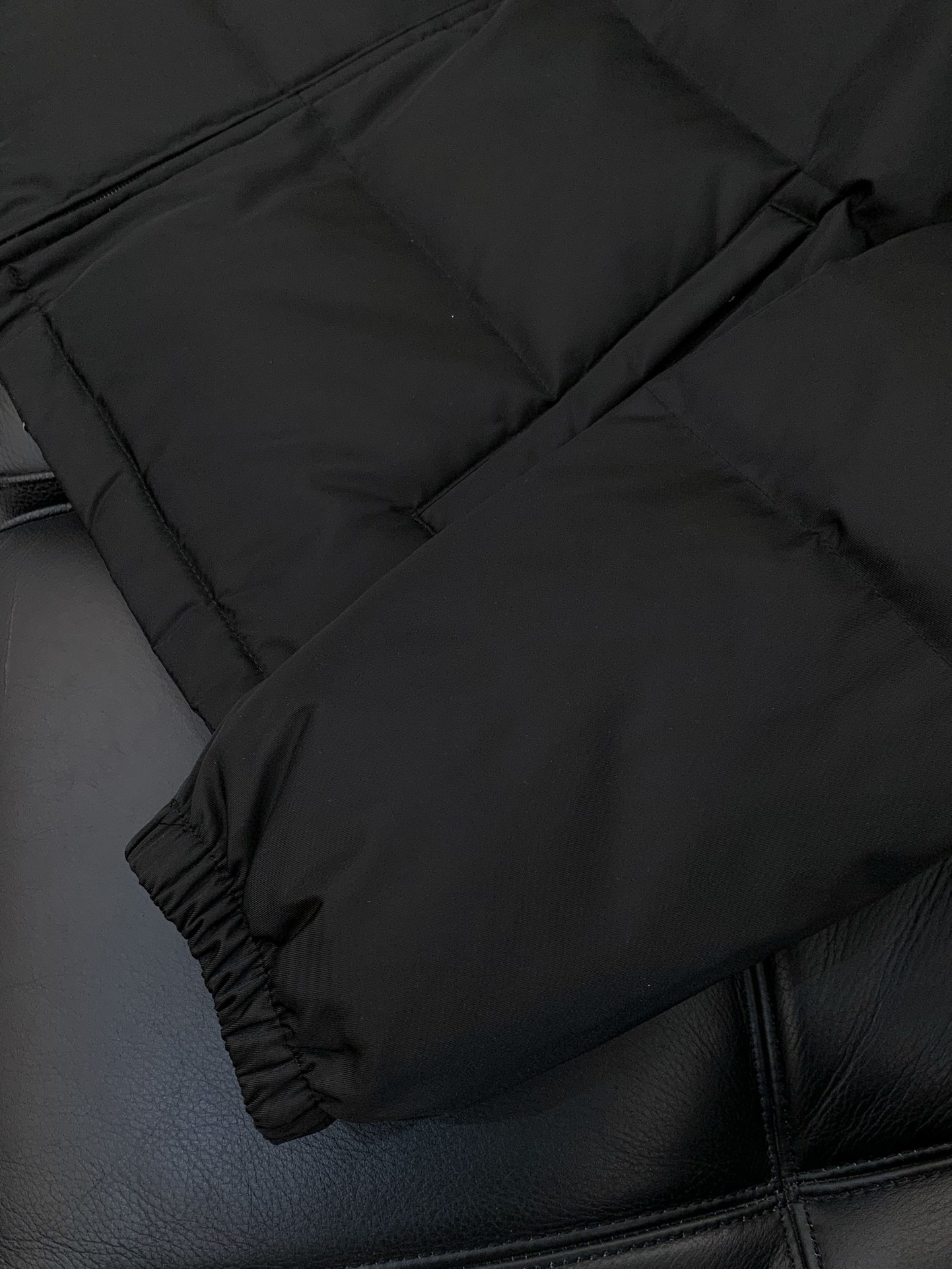 ，PRADA 普拉达，2025冬季最新品，专柜同步有售，时尚休闲立领羽绒服，进口原版面料，做工极为复杂，