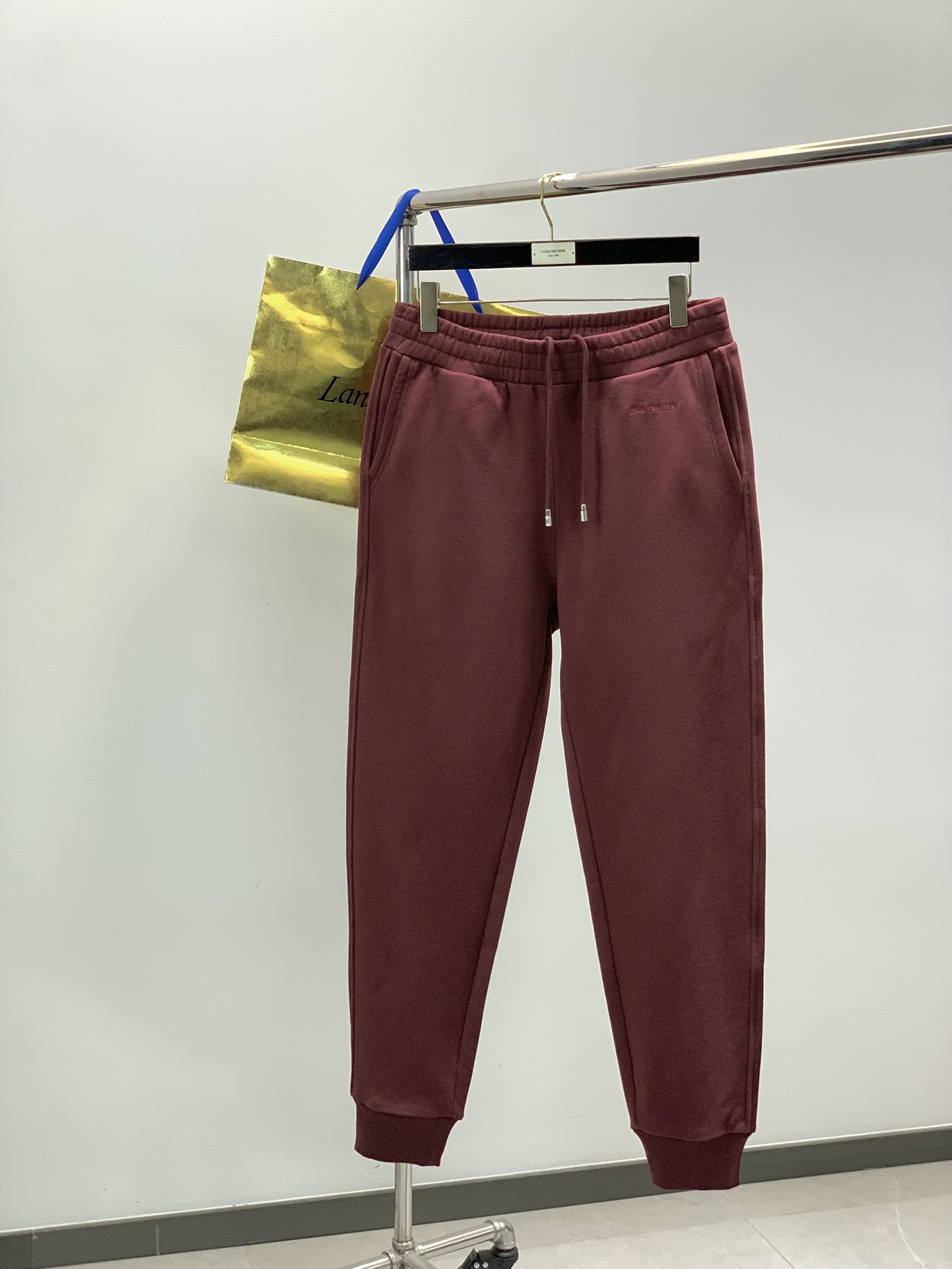 NO:682833,, Givenchy, 2025 autumn latest product, cool fashionable casual pants, available at the official website counter at the same time, original order, original 11 orders, customized imported original fabrics, top embroidery crafts letter pattern logo, original hardware accessories decoration, extremely high grade, handsome and stylish upper body!  Size S-2XL,,givenchy,givenchy,19860909,Givenchy 纪梵希,2025秋季最新品,炫酷时尚休闲裤,官网专柜同步有售,原单狠货,原版11订制,定制进口原版面料,顶级刺绣工艺字母图案logo,原版五金辅料装饰,档次极高,上身帅气有型！码数S-2XL,,givenchy,givenchy,,Men's clothing