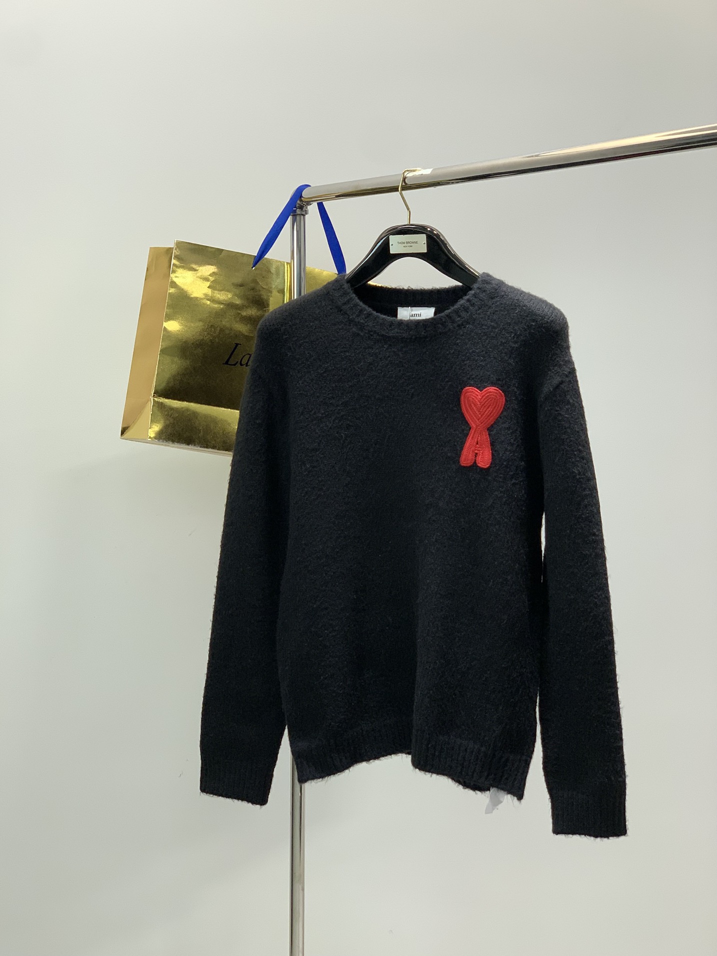 NO:682865,, ami, 2025 winter latest products, available at counters simultaneously, original goods, casual and fashionable round-neck wool sweater, imported original fabrics, top-notch embroidery crafts letter pattern logo, upper body is comfortable and breathable, extremely high-grade, comfortable and versatile, full of handsome upper body, 3 colors recommended, size M-2XL,,sweaters,19860909,ami,2025冬季最新品,专柜同步有售,原单狠货,休闲时尚圆领羊毛毛衣,进口原版面料,顶级刺绣工艺字母图案logo,上身舒适透气,档次极高,舒适百搭,上身帅气十足,3色推荐,码数M-2XL,,sweaters,,Men's clothing