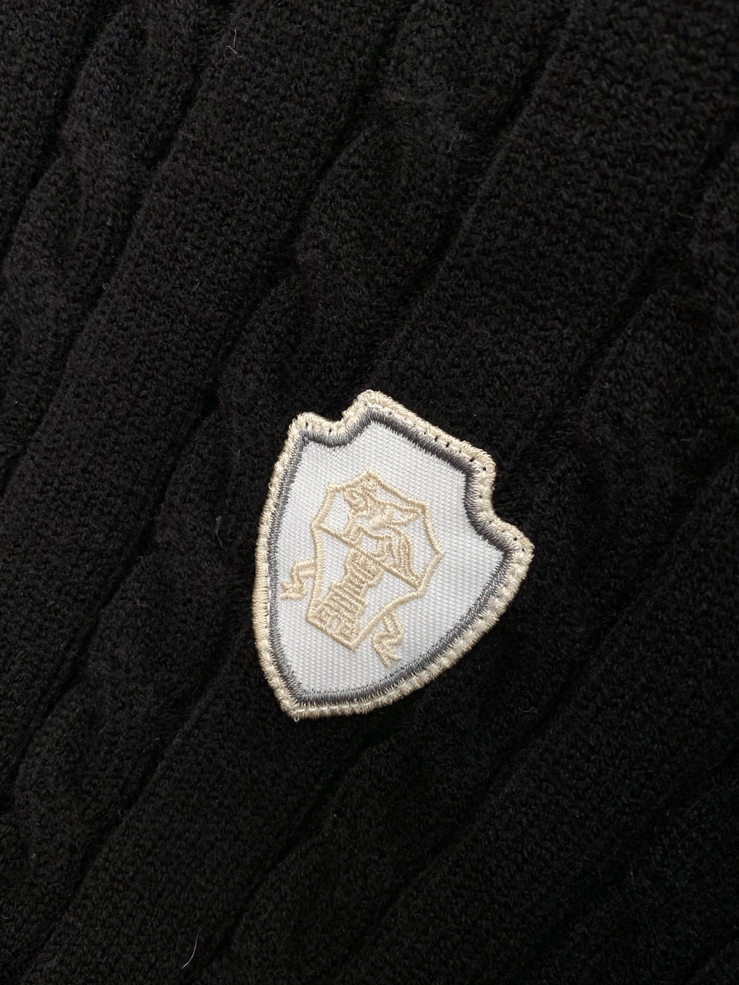 ，意大利神狮，时尚品牌，2025冬季新品，时尚休闲针织圆领毛衣，专柜同步有售，原单狠货，采用进口原版面料