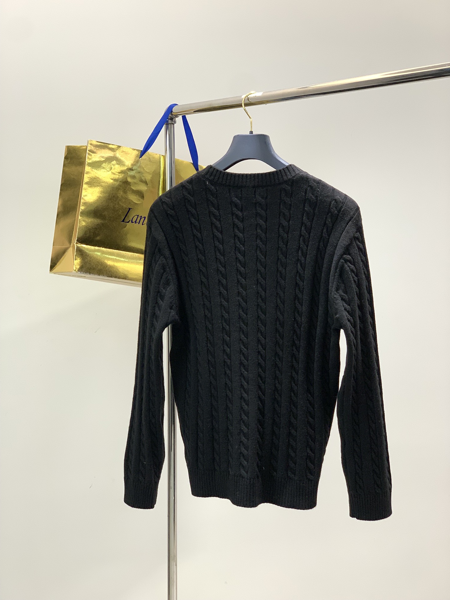 ，意大利神狮，时尚品牌，2025冬季新品，时尚休闲针织圆领毛衣，专柜同步有售，原单狠货，采用进口原版面料