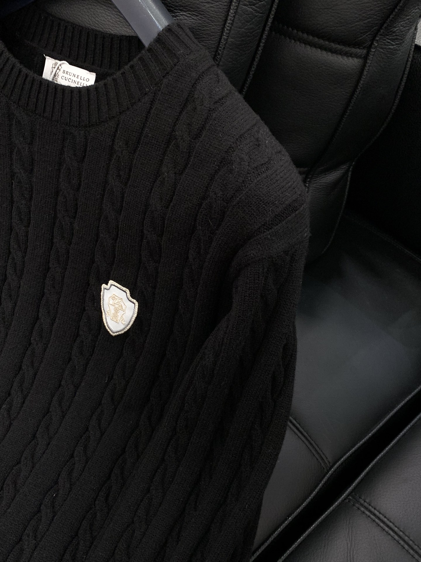 ，意大利神狮，时尚品牌，2025冬季新品，时尚休闲针织圆领毛衣，专柜同步有售，原单狠货，采用进口原版面料