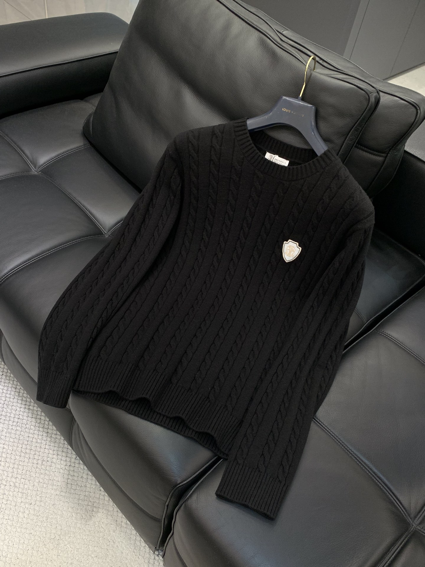 ，意大利神狮，时尚品牌，2025冬季新品，时尚休闲针织圆领毛衣，专柜同步有售，原单狠货，采用进口原版面料