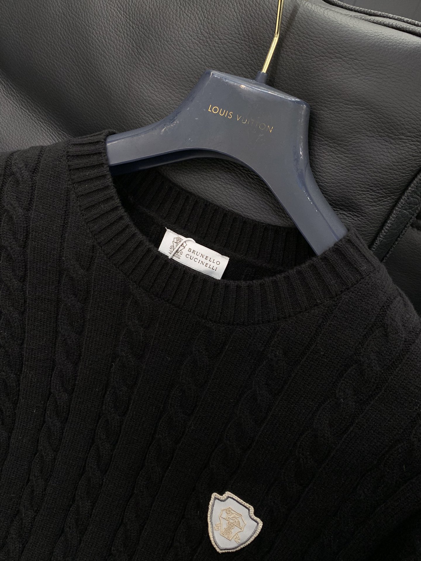 ，意大利神狮，时尚品牌，2025冬季新品，时尚休闲针织圆领毛衣，专柜同步有售，原单狠货，采用进口原版面料