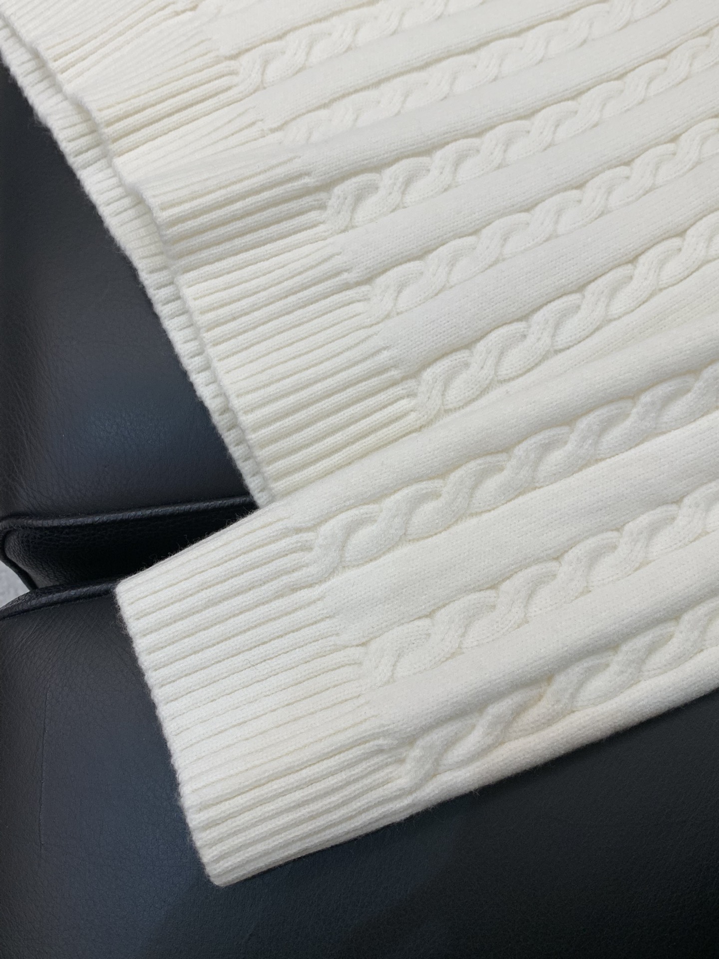 ，意大利神狮，时尚品牌，2025冬季新品，时尚休闲针织圆领毛衣，专柜同步有售，原单狠货，采用进口原版面料