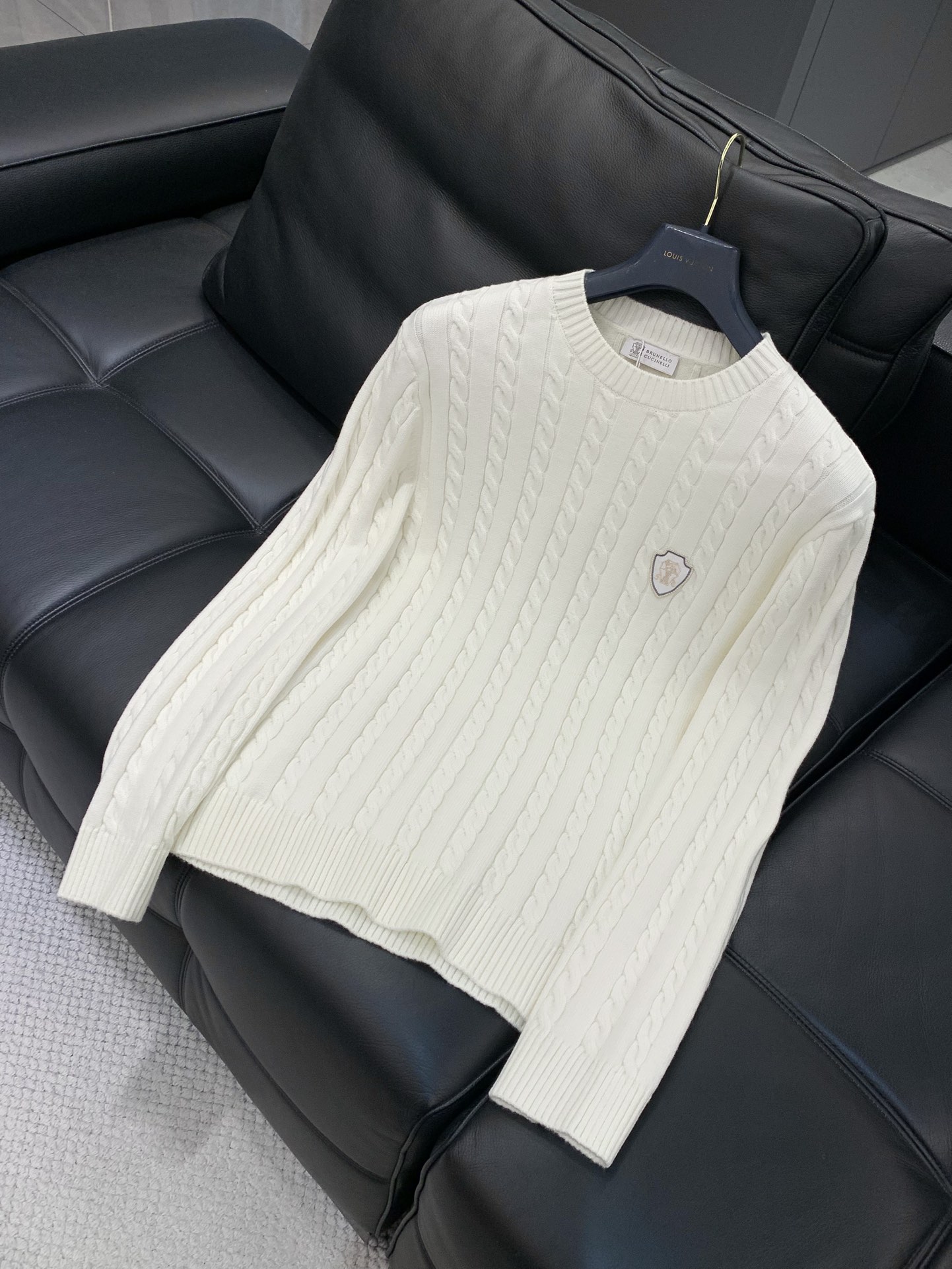 ，意大利神狮，时尚品牌，2025冬季新品，时尚休闲针织圆领毛衣，专柜同步有售，原单狠货，采用进口原版面料